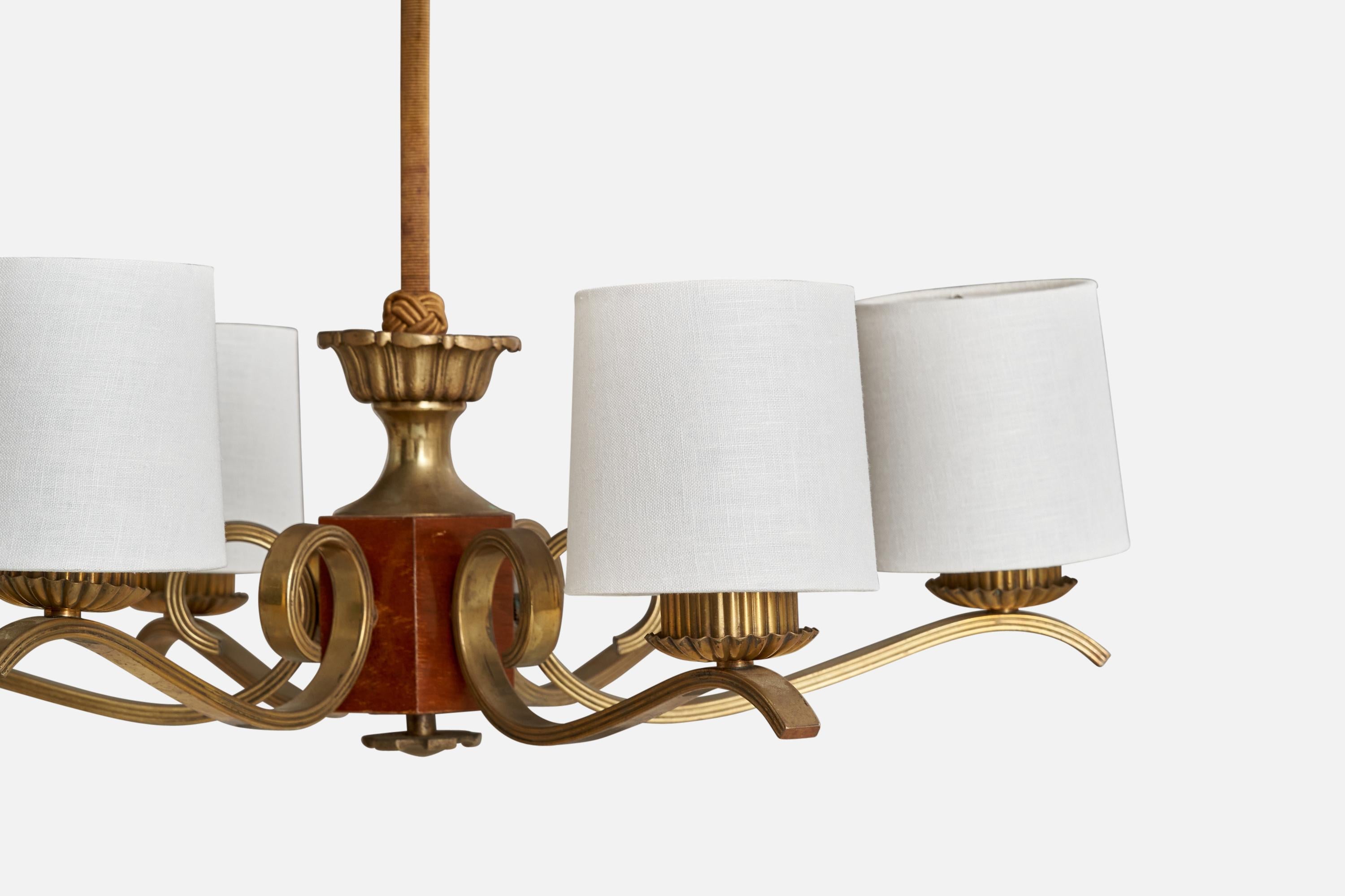 Designer suédois, lustre, laiton, bois, tissu, Suède, années 1930 Bon état - En vente à High Point, NC