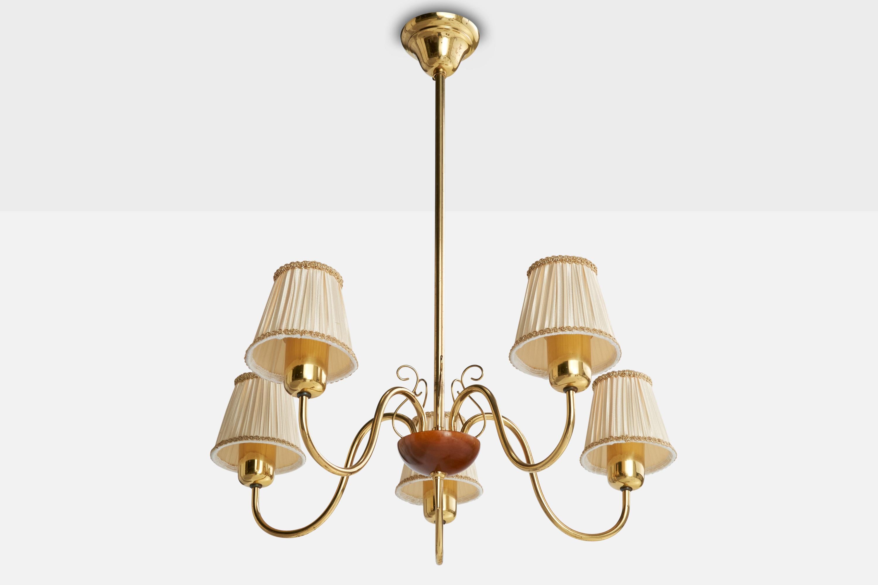 Lampadario in ottone, legno tinto e tessuto bianco sporco progettato e prodotto in Svezia, anni '40 circa.

Dimensioni complessive (pollici): 26