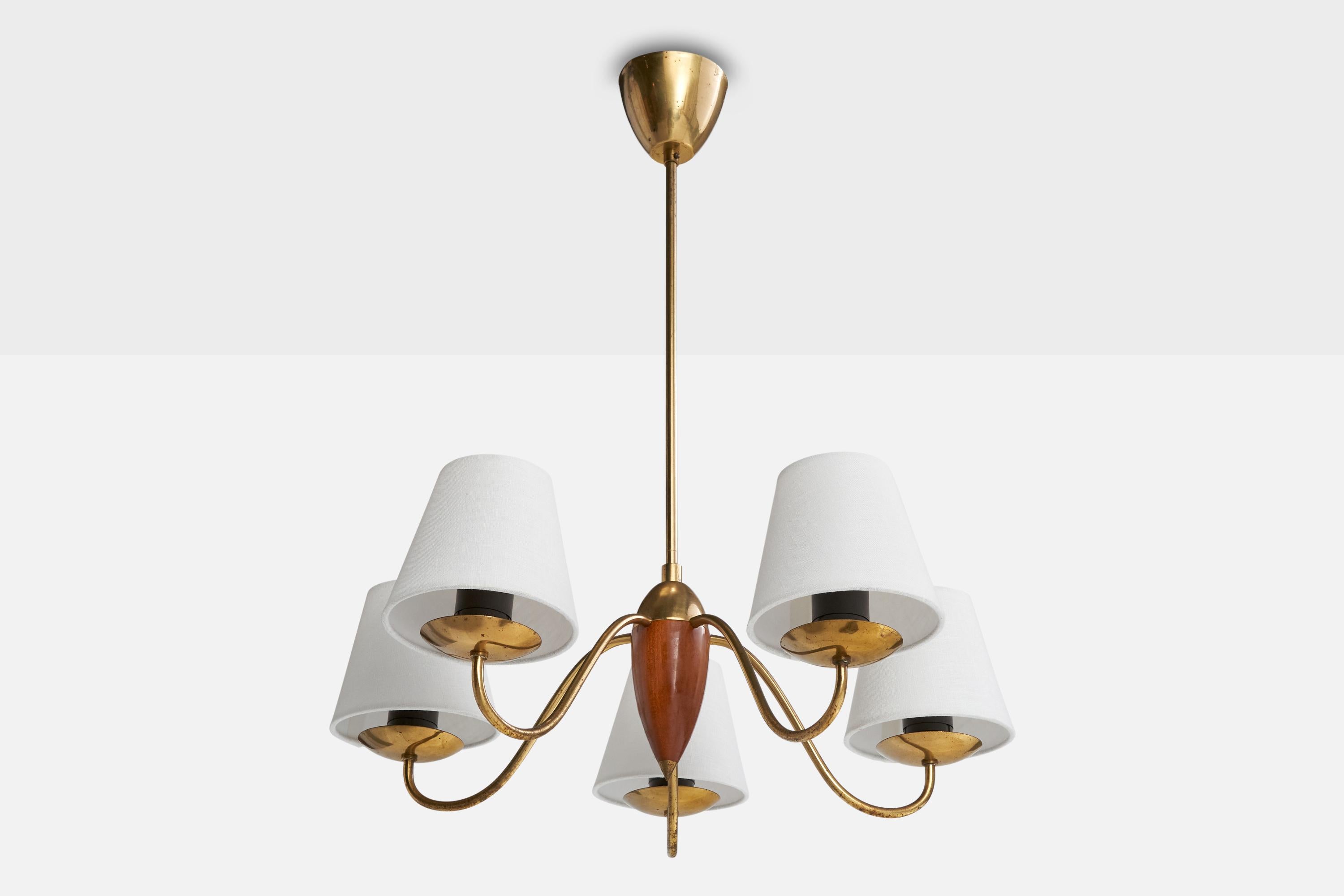 Lustre en laiton, bois teinté et tissu, conçu et produit en Suède, c.C. 1940.

Dimensions de l'auvent (pouces) : 3.21