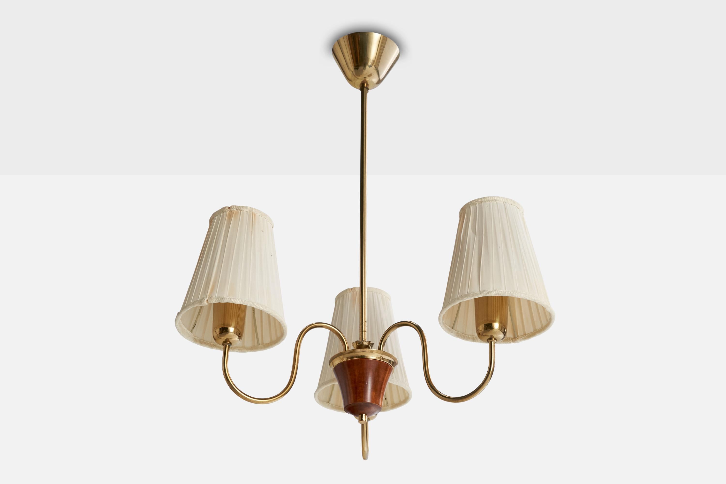 Lampadario in ottone, legno e tessuto bianco sporco progettato e prodotto in Svezia, anni '40 circa.

Dimensioni complessive (pollici): 25