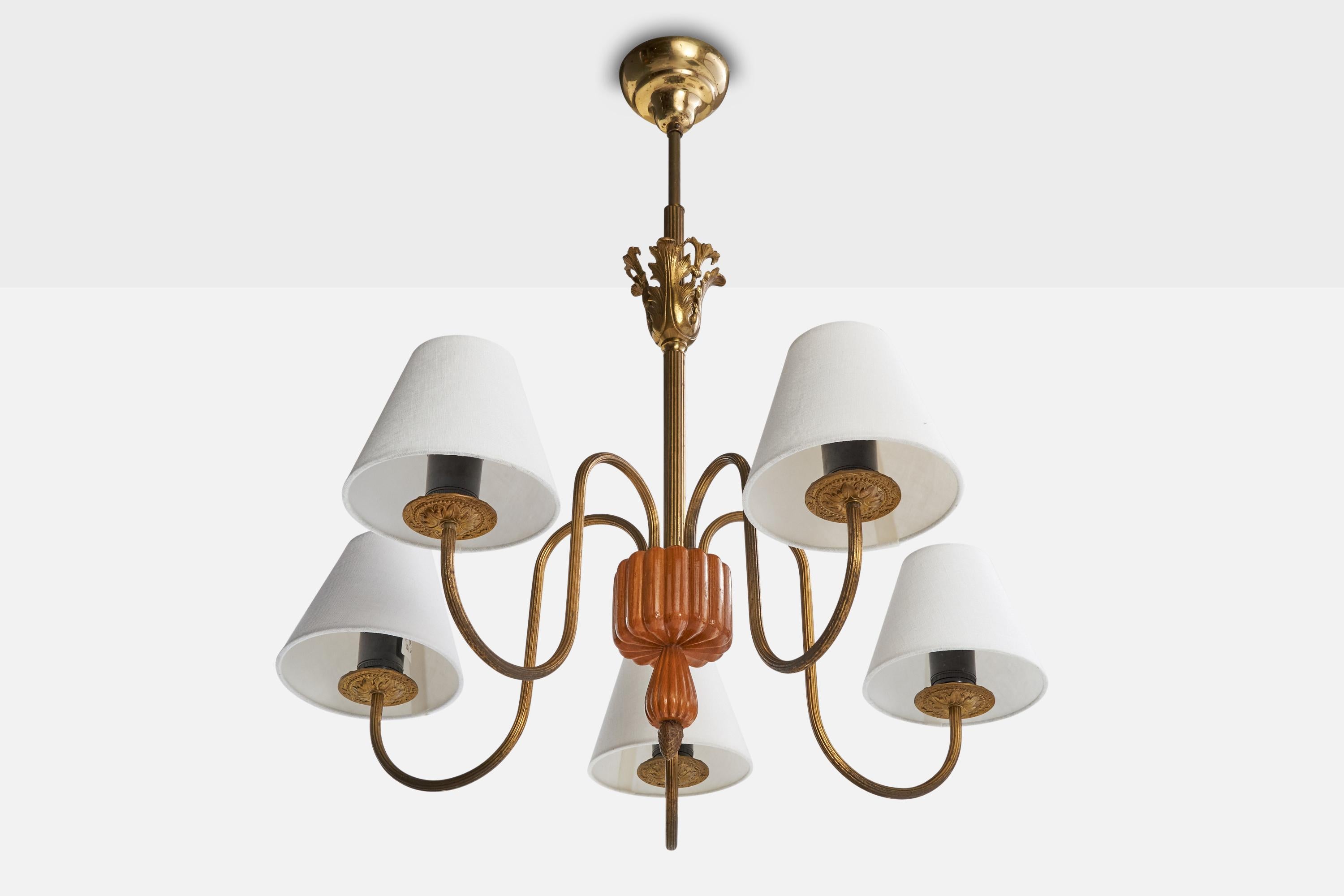 Lustre en laiton, bois et tissu blanc conçu et produit en Suède, c.C. 1940.

*oxydation et décoloration du laiton 

Dimensions globales (pouces) : 21