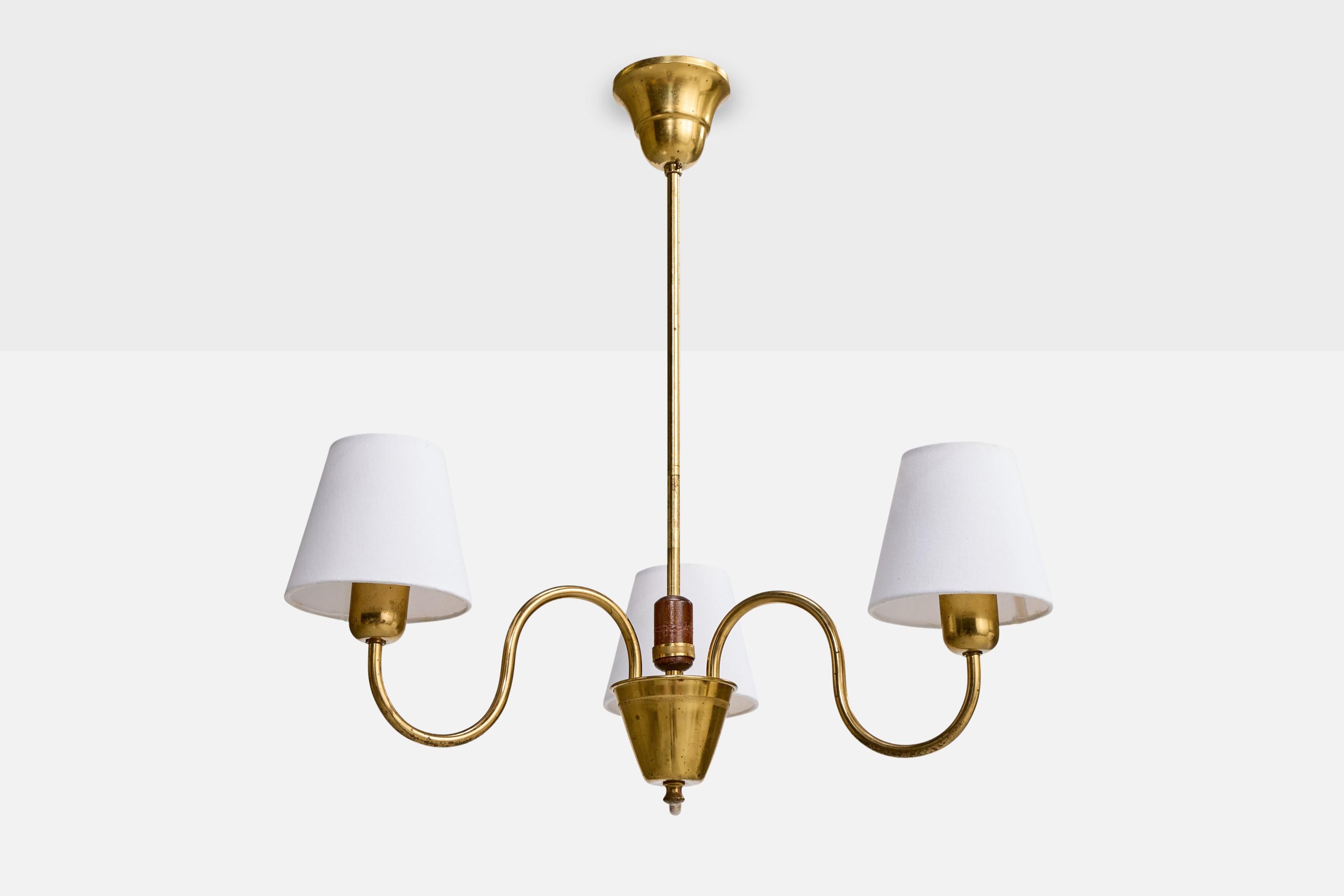 Lampadario in ottone, legno tinto scuro e tessuto bianco progettato e prodotto in Svezia, anni '1940 circa.

Dimensioni complessive (pollici): 23,0 