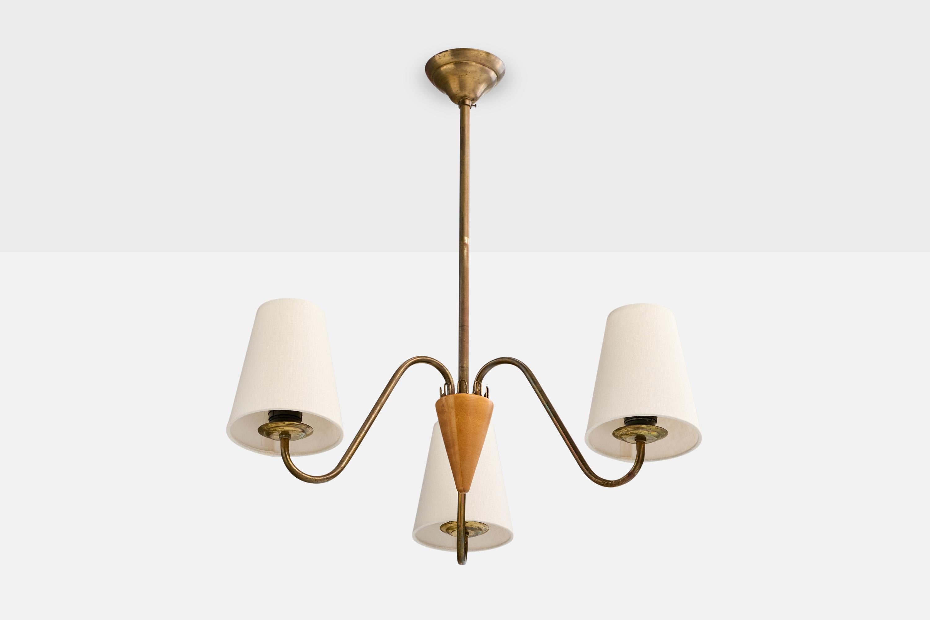 Lustre en laiton, bois et tissu blanc conçu et produit en Suède, c.C. 1940.

Présence d'oxydation sur le laiton

Usure correspondant à l'âge et à l'usage.

Dimensions globales (pouces) : 23