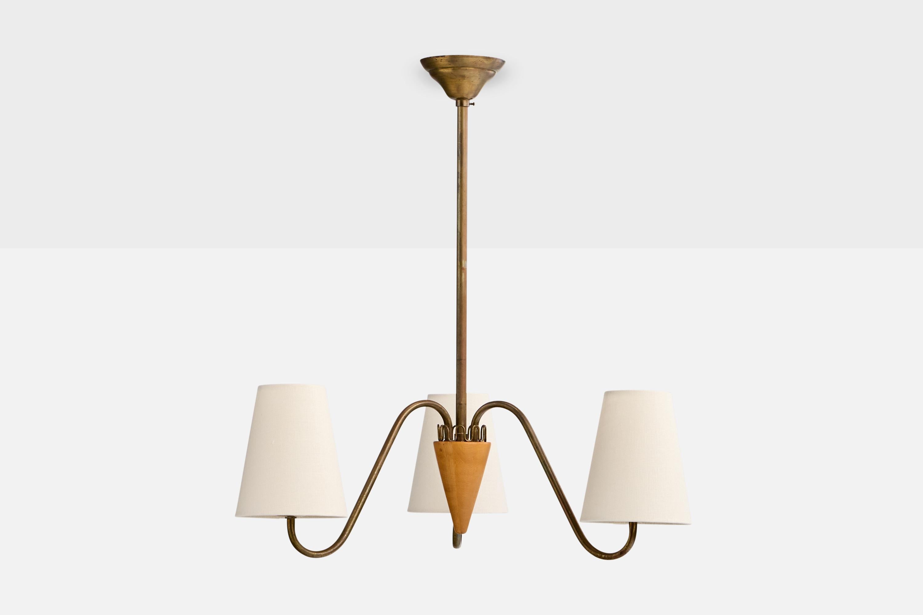 Scandinave moderne Designer suédois, lustre, laiton, bois, tissu, Suède, années 1940 en vente