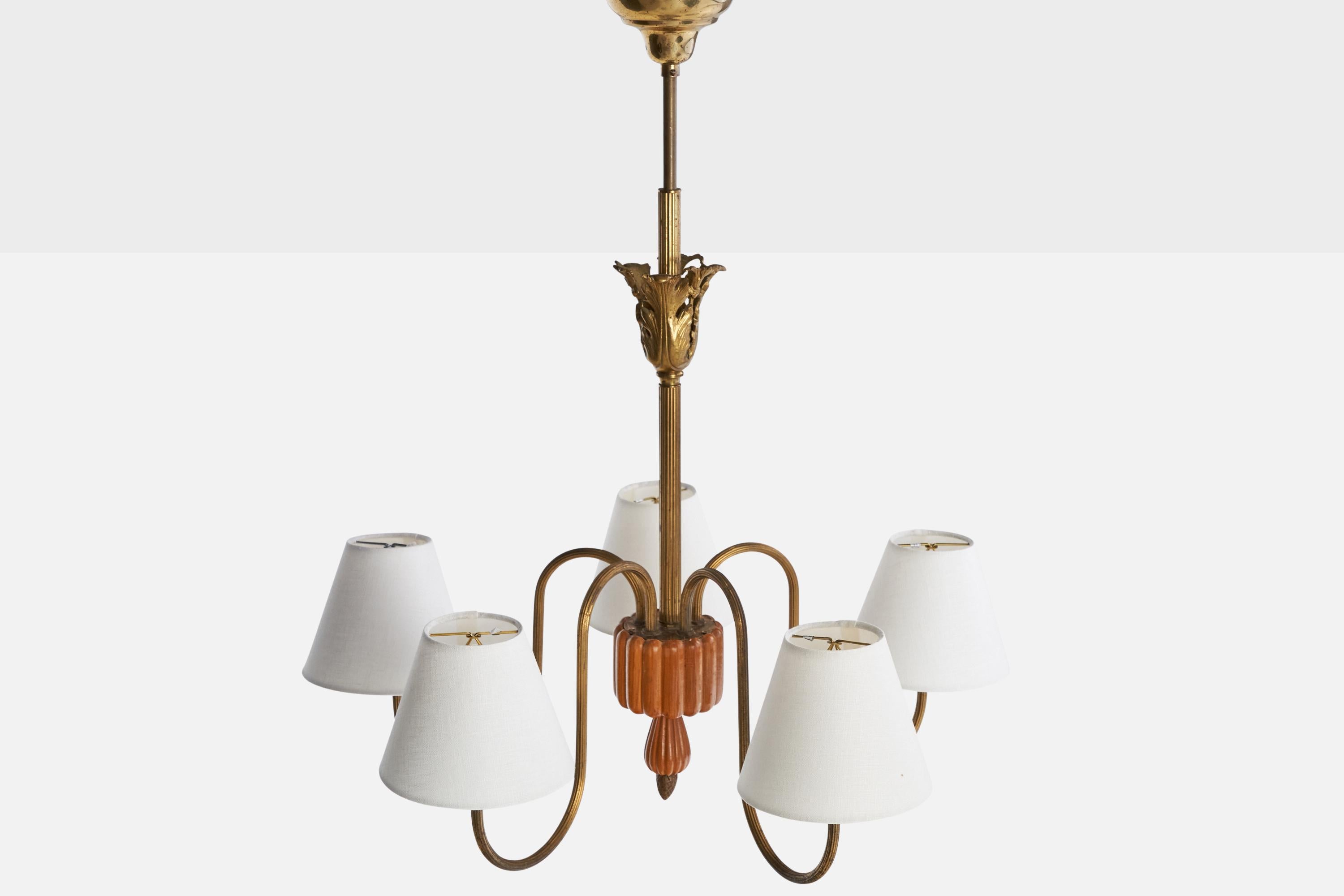 Suédois Designer suédois, lustre, laiton, bois, tissu, Suède, années 1940 en vente
