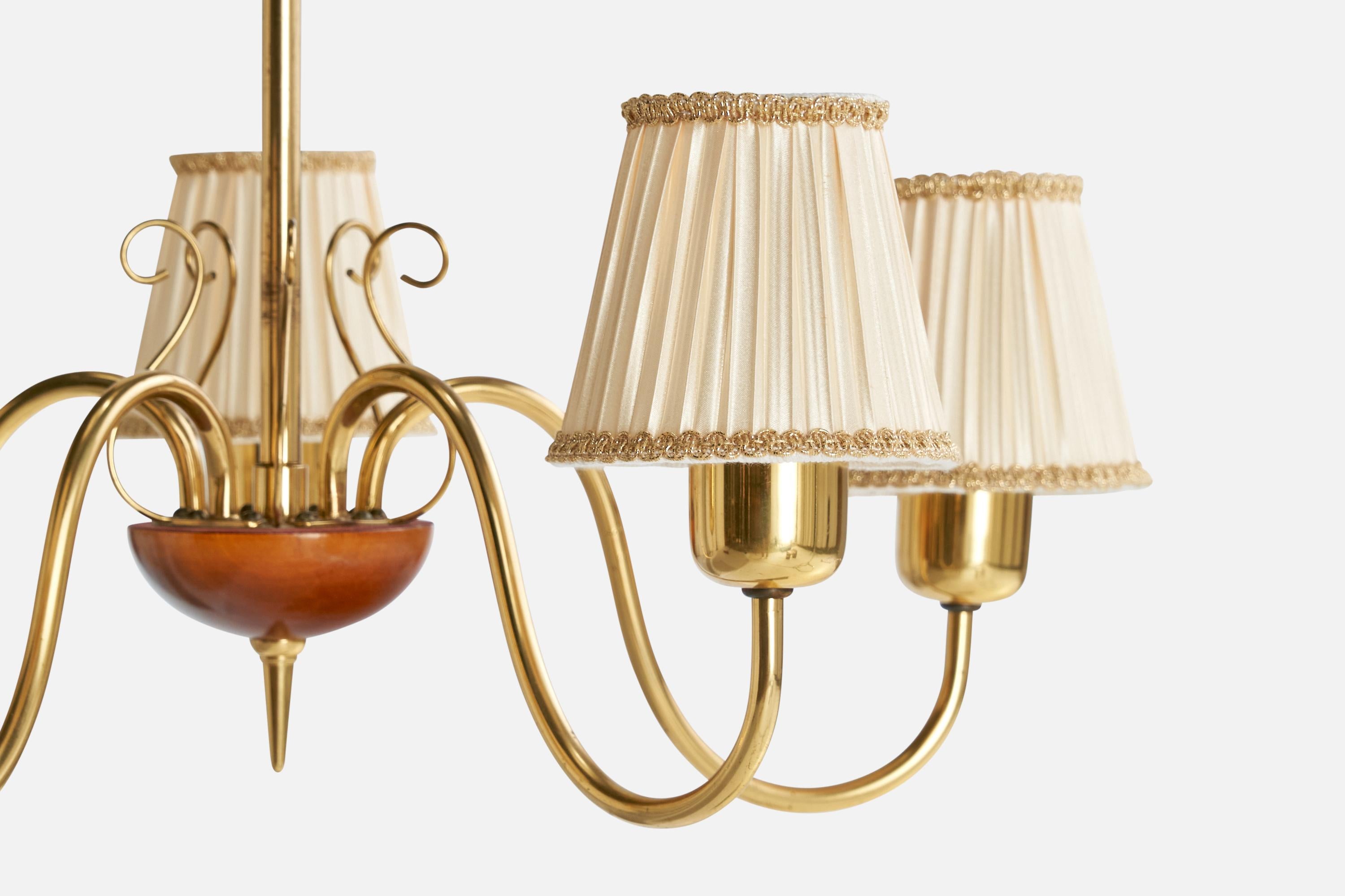 Metà XX secolo Designer svedese, lampadario, ottone, legno, tessuto, Svezia, anni '1940 in vendita