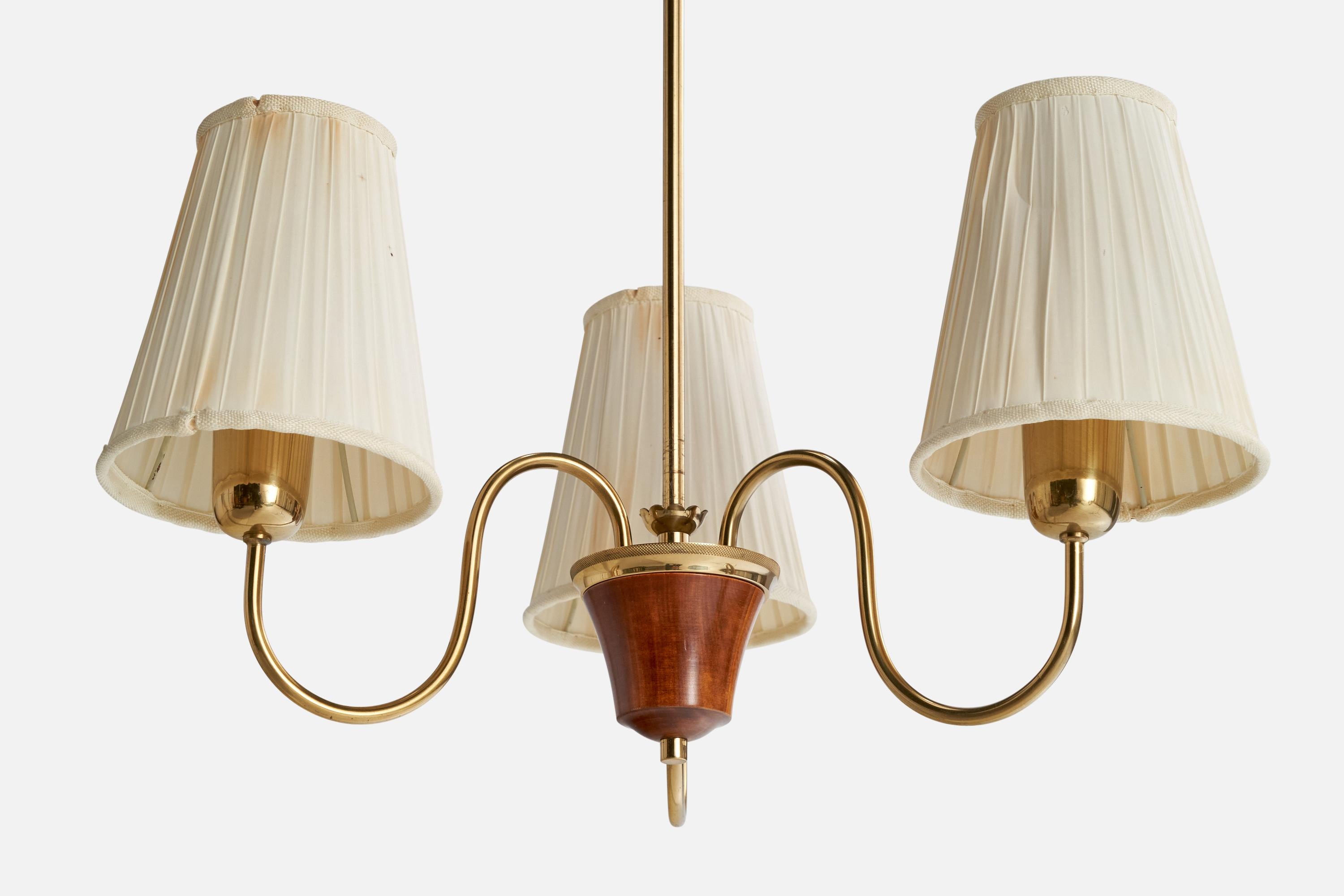 Metà XX secolo Designer svedese, lampadario, ottone, legno, tessuto, Svezia, anni '1940 in vendita