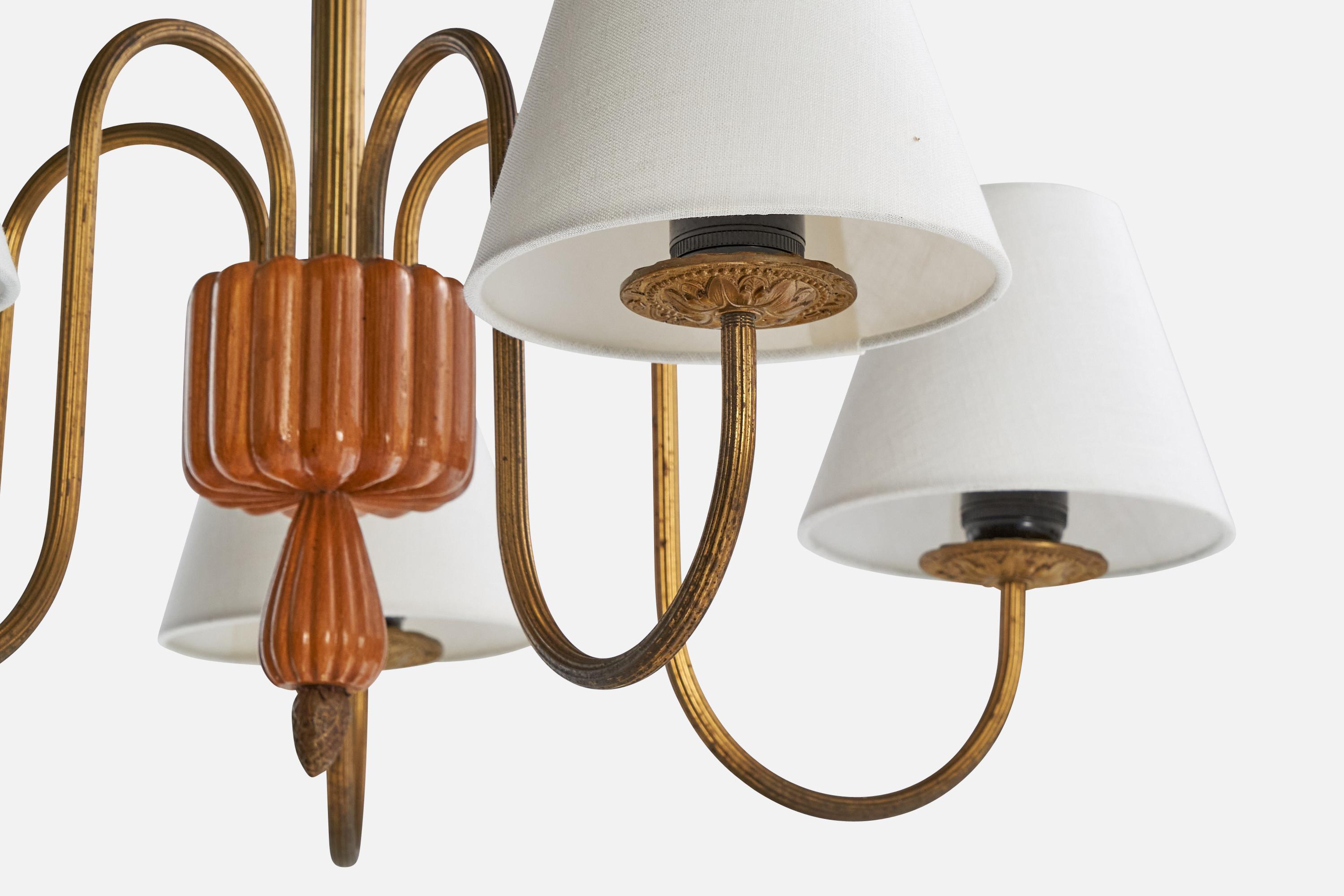 Milieu du XXe siècle Designer suédois, lustre, laiton, bois, tissu, Suède, années 1940 en vente