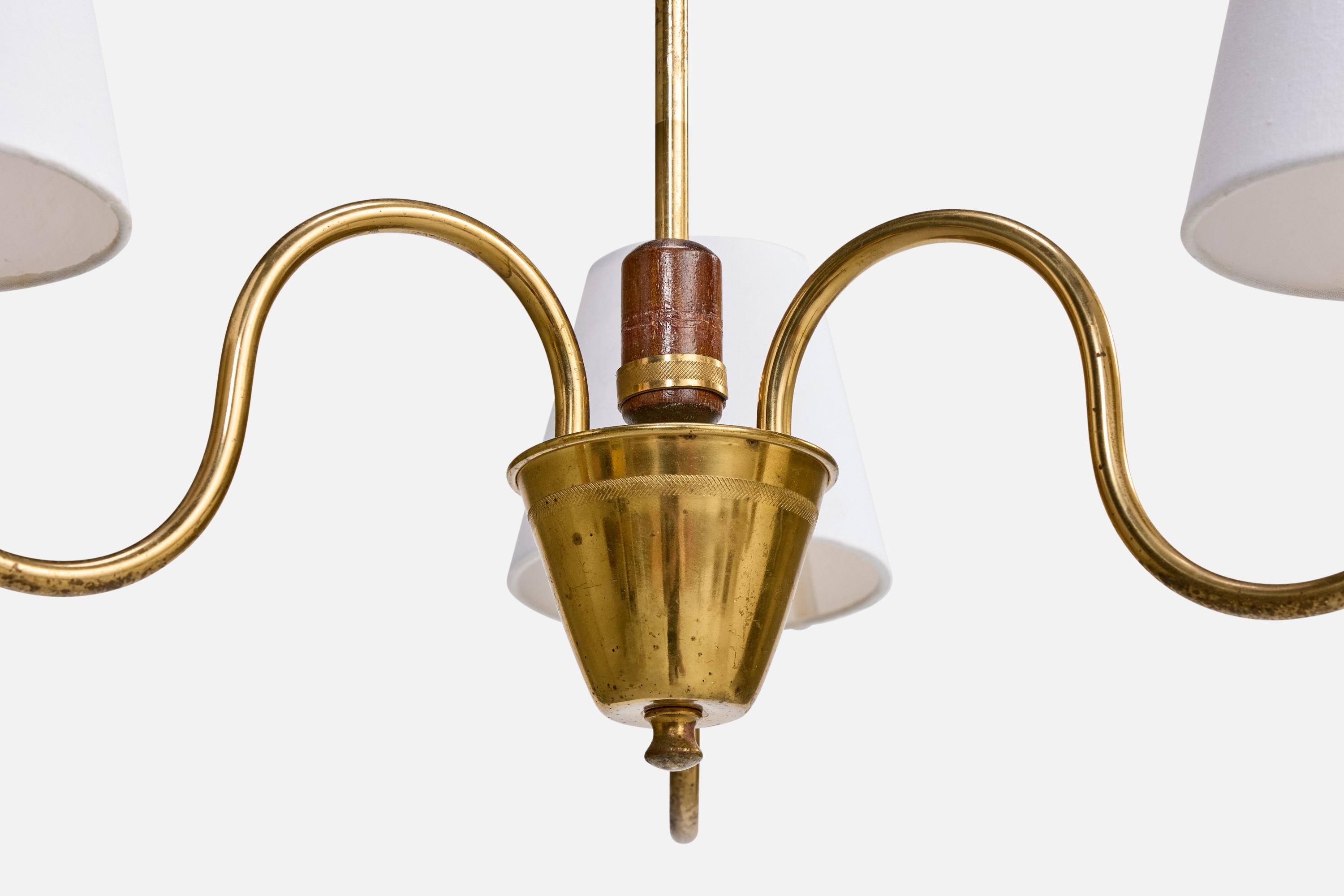 Metà XX secolo Designer svedese, lampadario, ottone, legno, tessuto, Svezia, anni '1940 in vendita