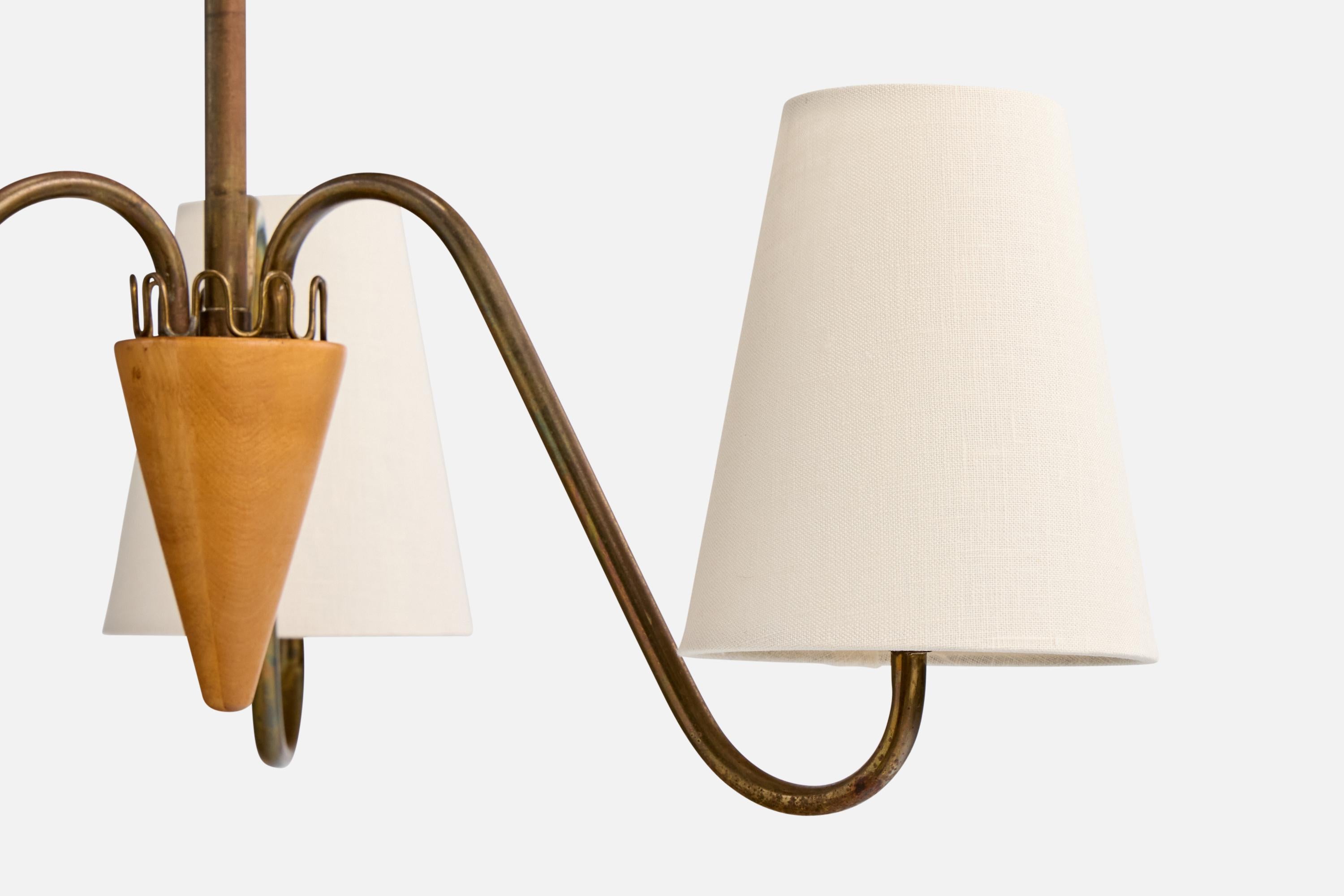 Milieu du XXe siècle Designer suédois, lustre, laiton, bois, tissu, Suède, années 1940 en vente