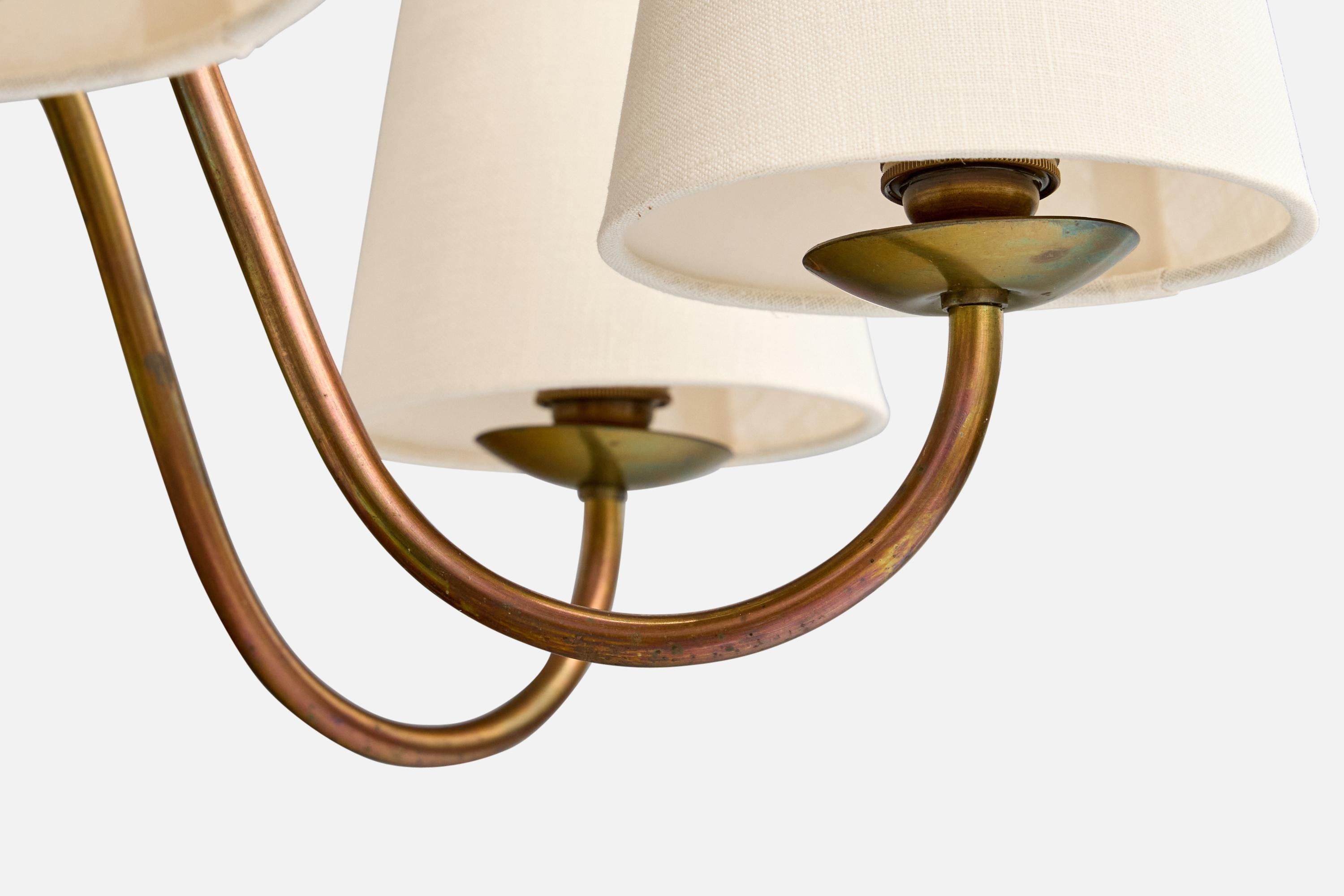 Laiton Designer suédois, lustre, laiton, bois, tissu, Suède, années 1940 en vente