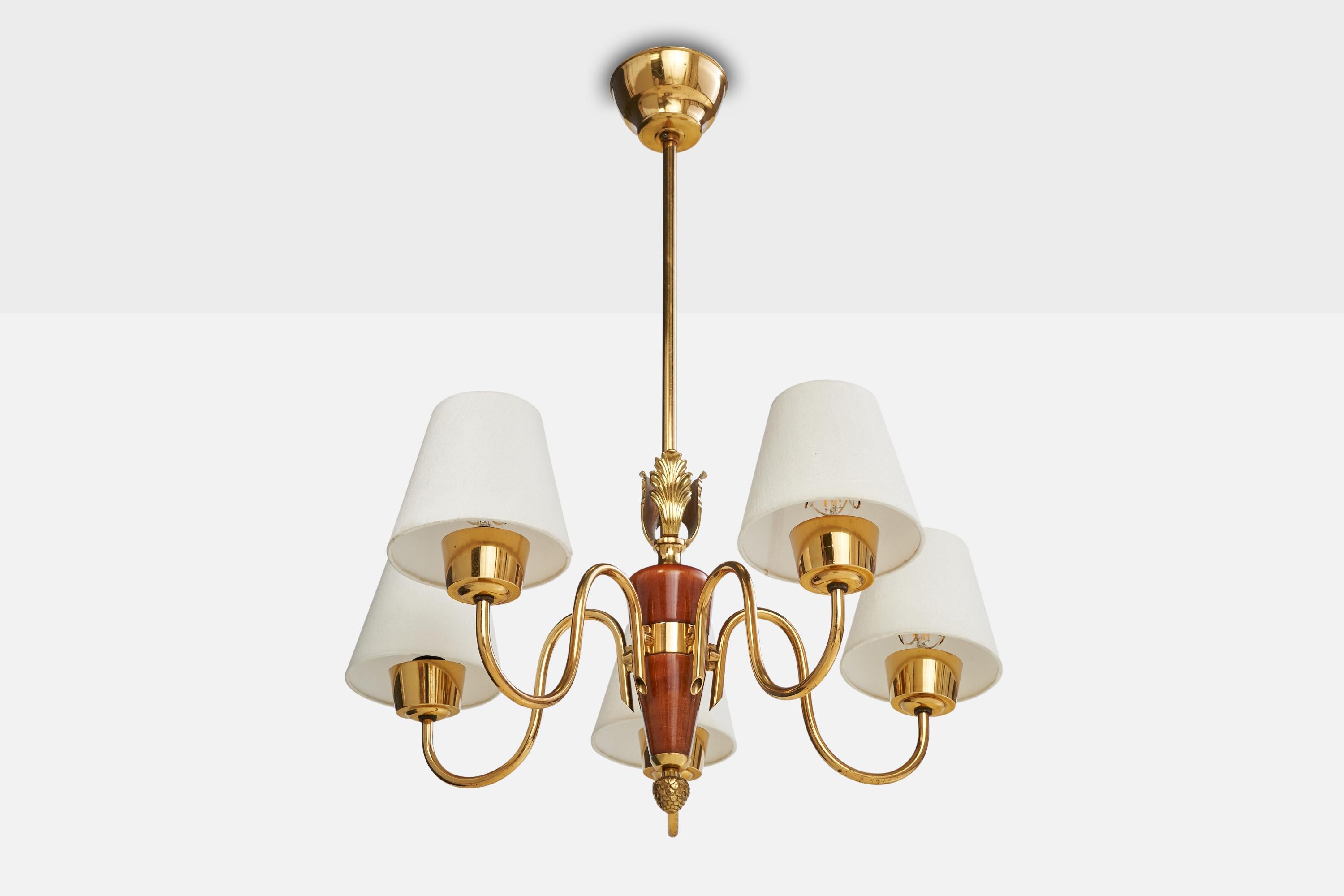 Lampadario in ottone, legno e tessuto bianco progettato e prodotto in Svezia, anni '1950 circa.

Dimensioni complessive (pollici): 26,25