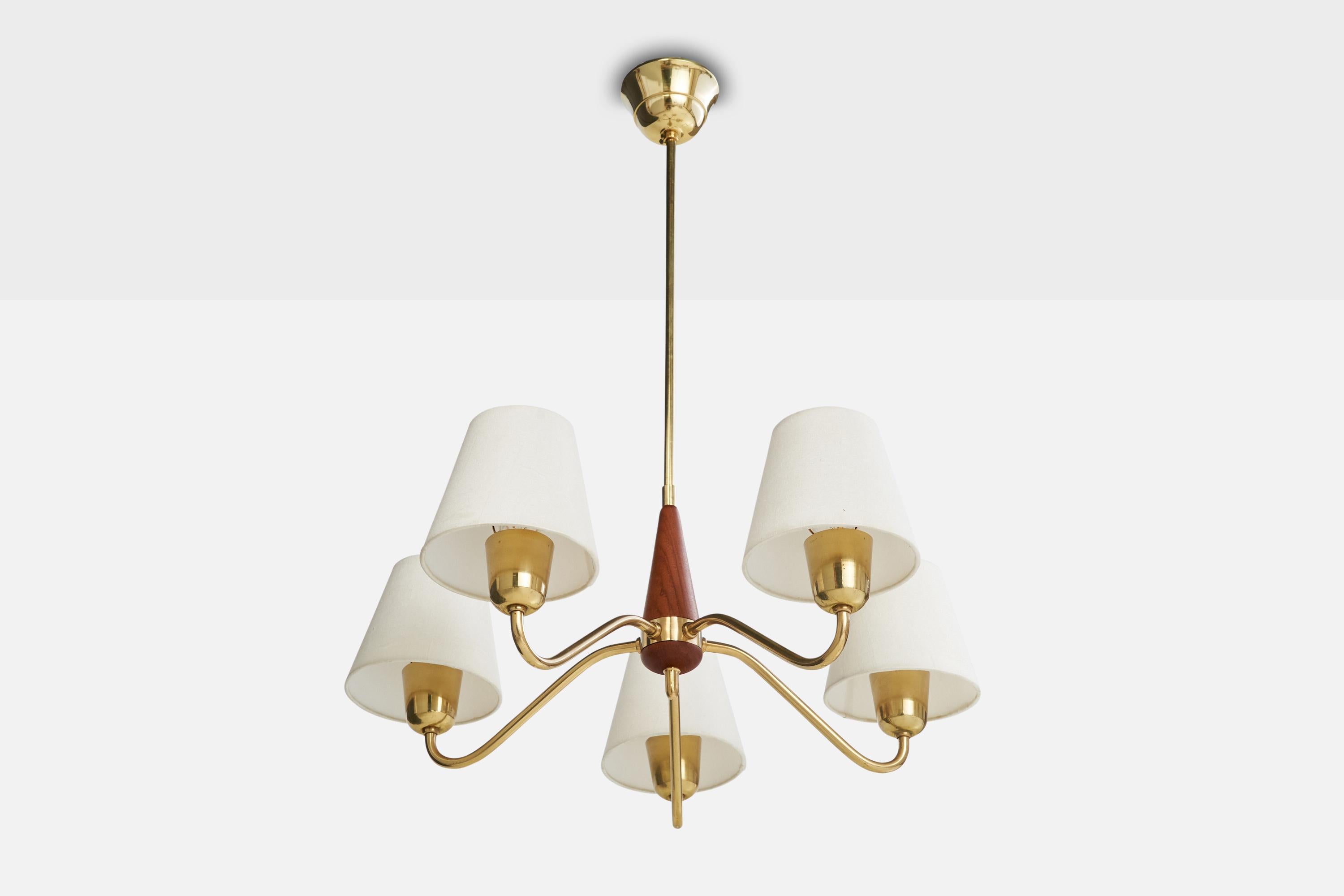 Lustre en laiton, bois et tissu blanc conçu et produit en Suède, c.C. 1950.

Dimensions globales (pouces) : 27.25