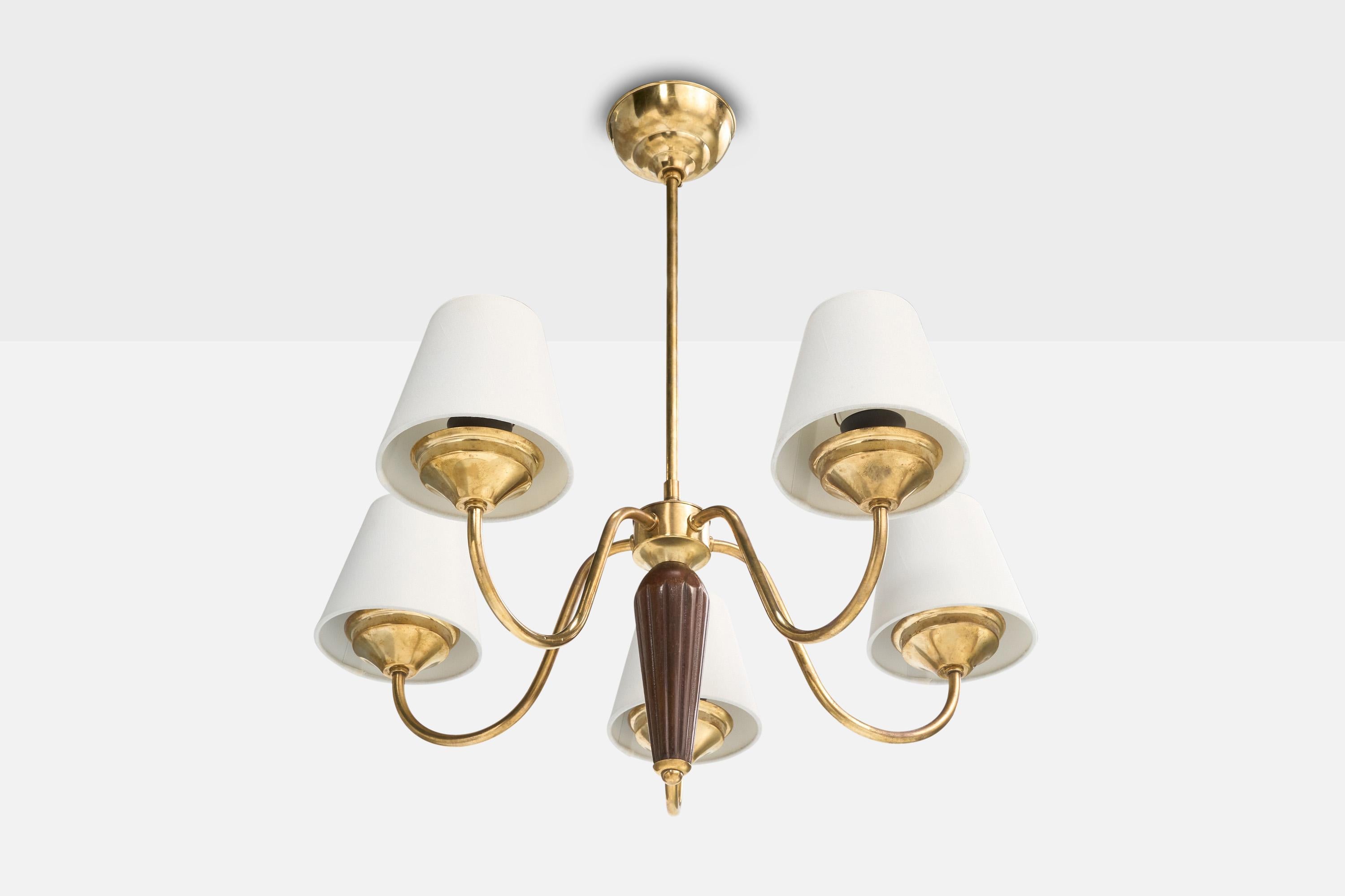 Lustre en laiton, bois teinté foncé et tissu blanc, conçu et produit en Suède, C.C. 1950.

Dimensions globales (pouces) : 23.25