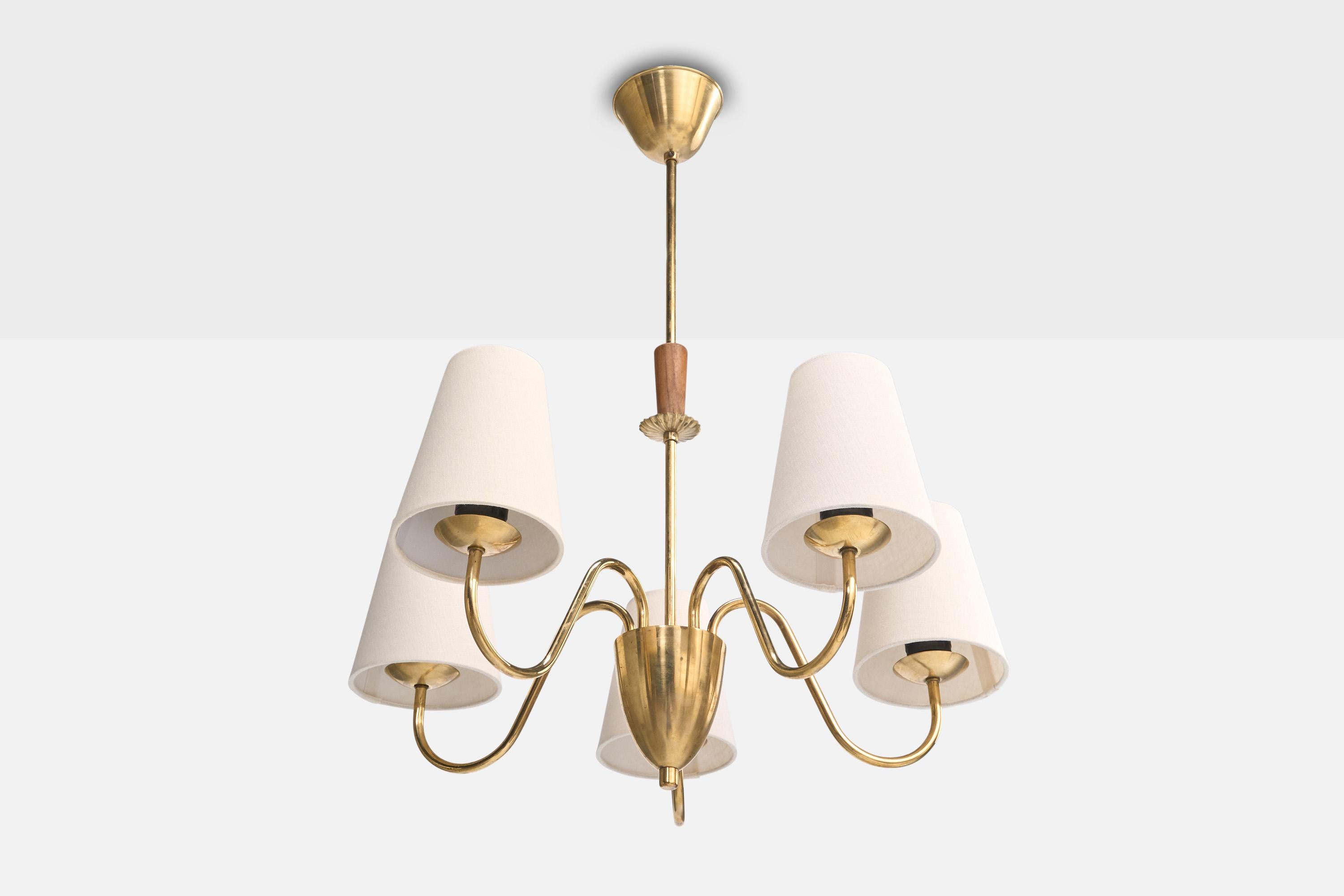 Lustre en laiton, bois et tissu blanc conçu et produit en Suède, c.C. 1950.

Dimensions globales (pouces) : 27.5