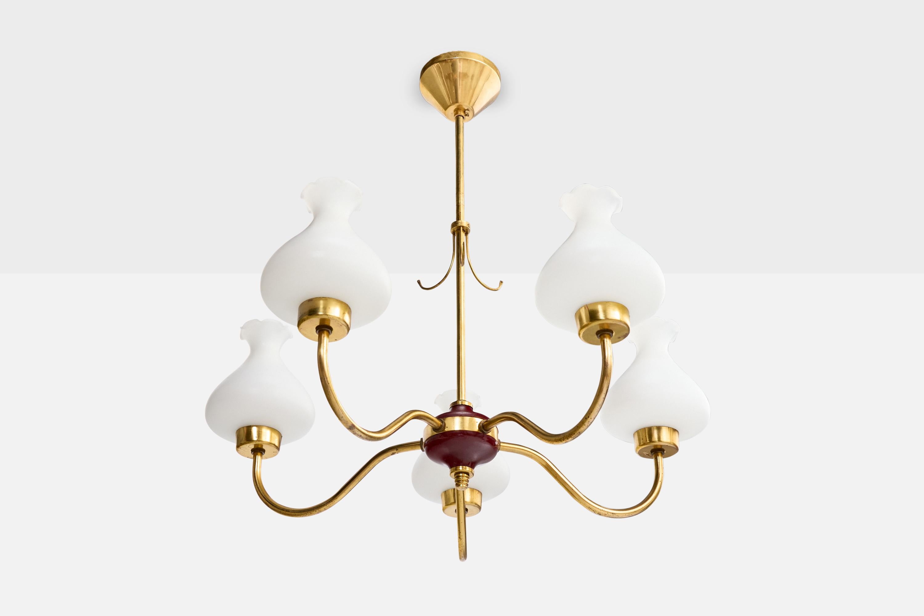 Lampadario in ottone, legno e vetro opalino bianco progettato e prodotto in Svezia, anni '1950 circa.

Dimensioni complessive (pollici): 23,0 