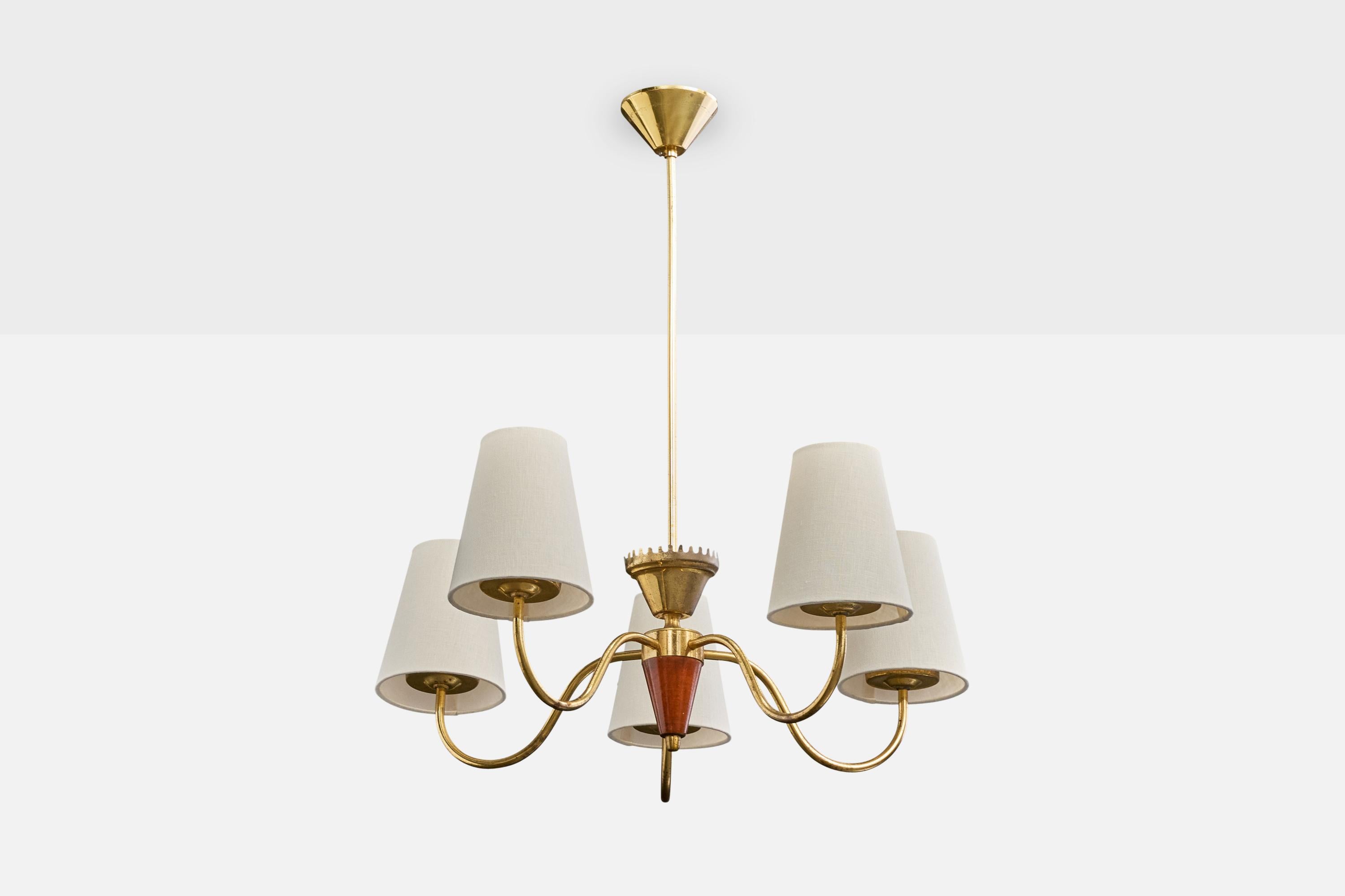 Kronleuchter aus Messing, Holz und weißem Stoff, entworfen und hergestellt in Schweden, ca. 1950er Jahre.

Gesamtabmessungen (Zoll): 27.0 