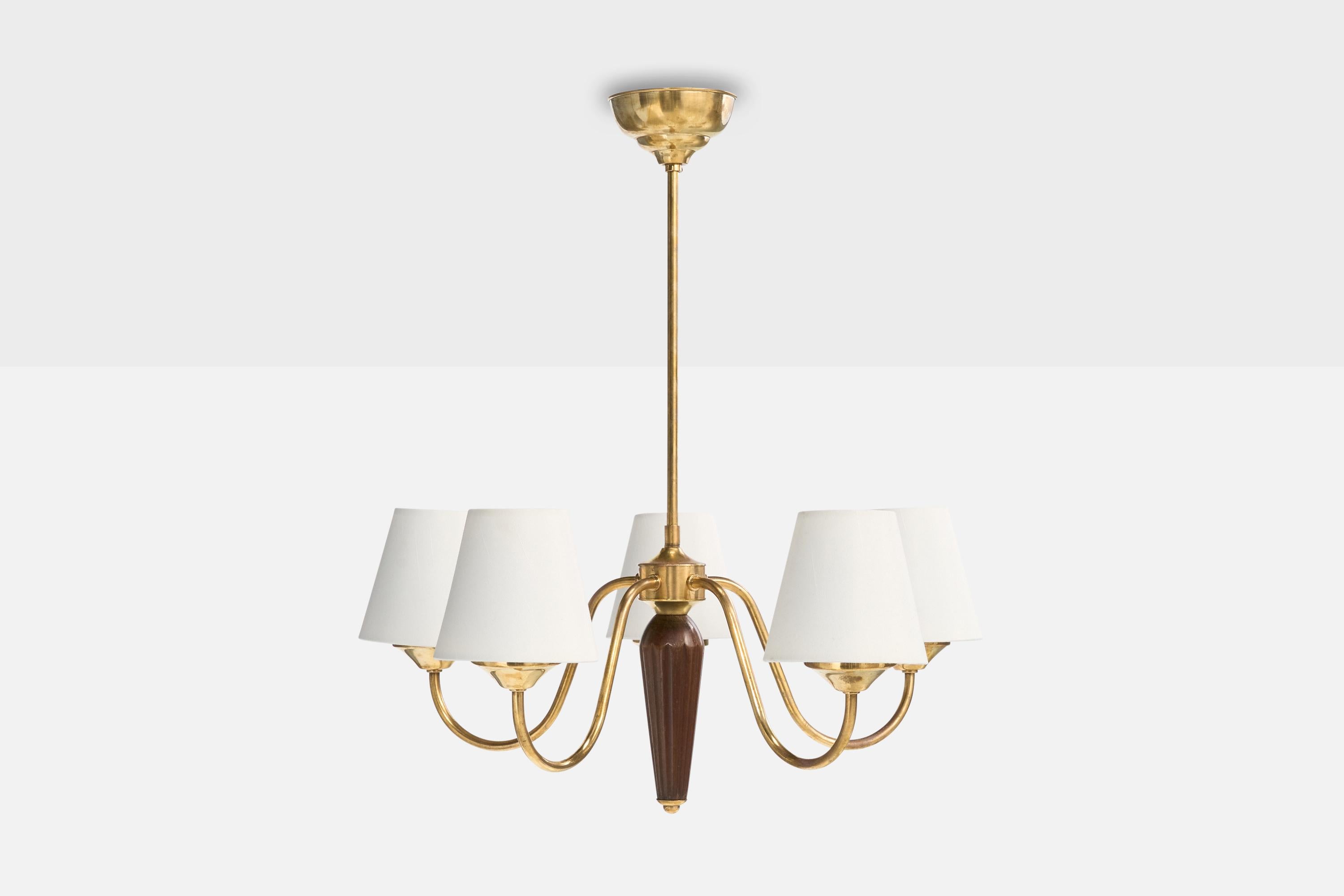 Scandinave moderne Designer suédois, lustre, laiton, bois, tissu, Suède, années 1950 en vente