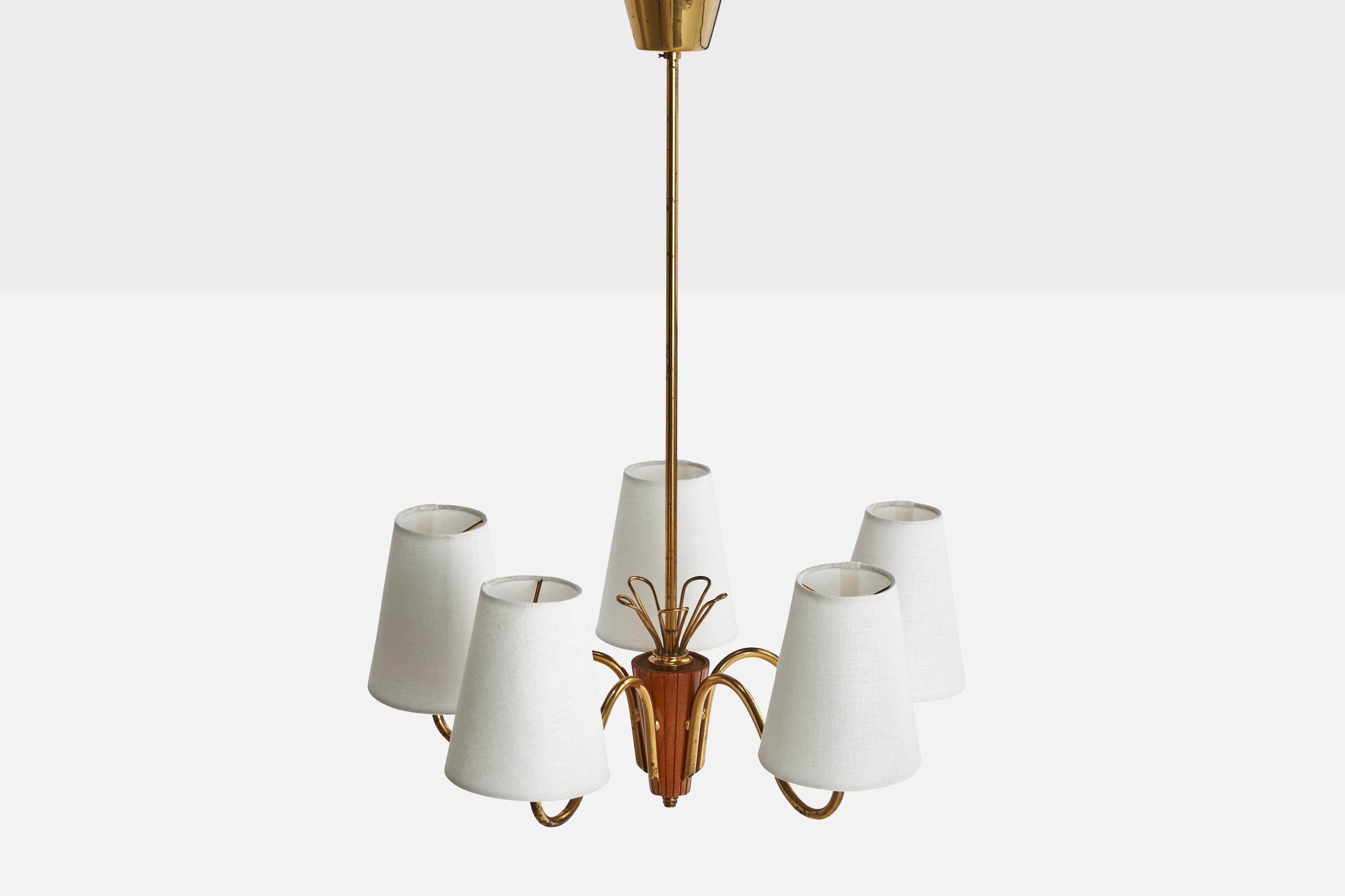 Designer suédois, lustre, laiton, bois, tissu, Suède, années 1950 Bon état - En vente à High Point, NC