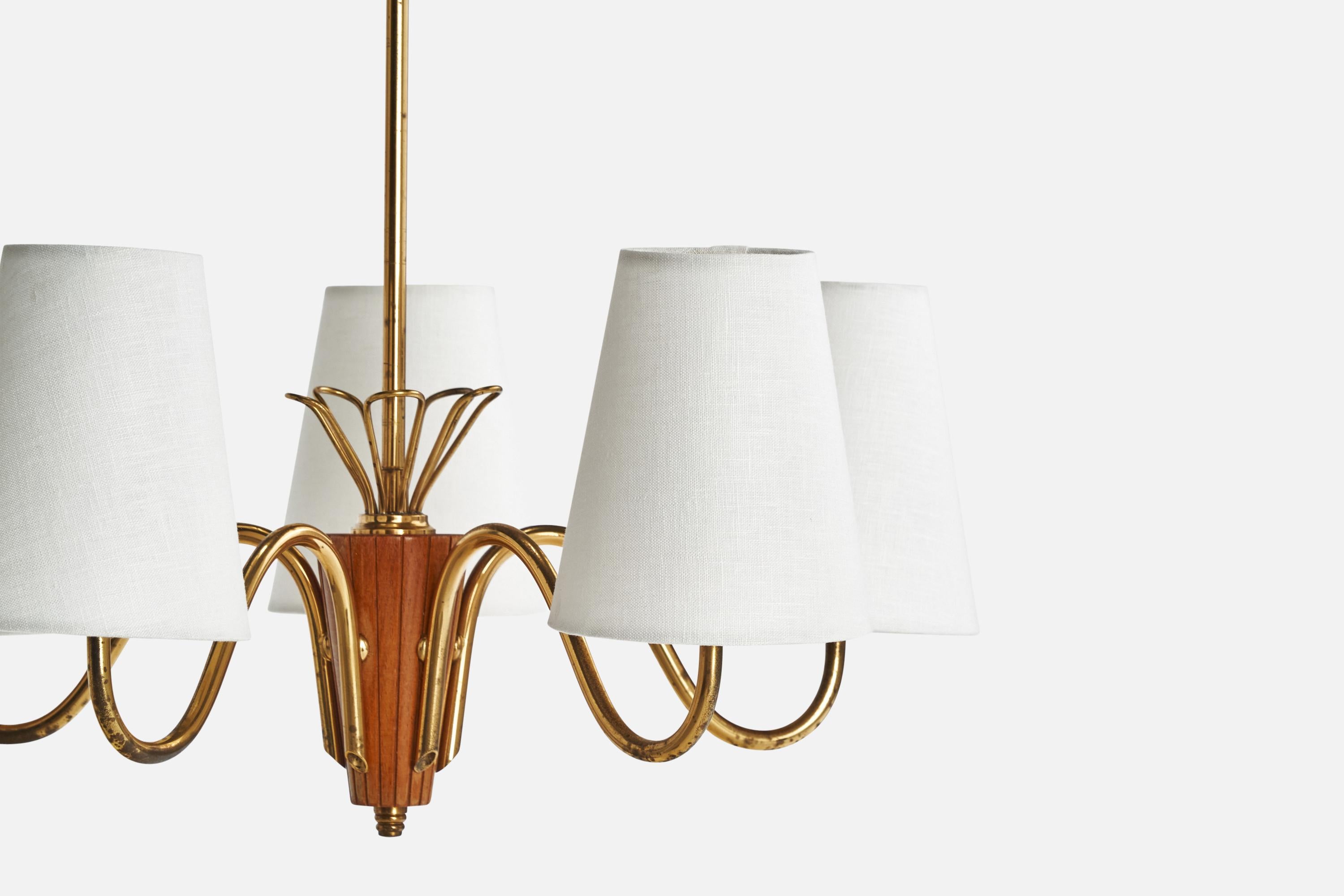 Milieu du XXe siècle Designer suédois, lustre, laiton, bois, tissu, Suède, années 1950 en vente