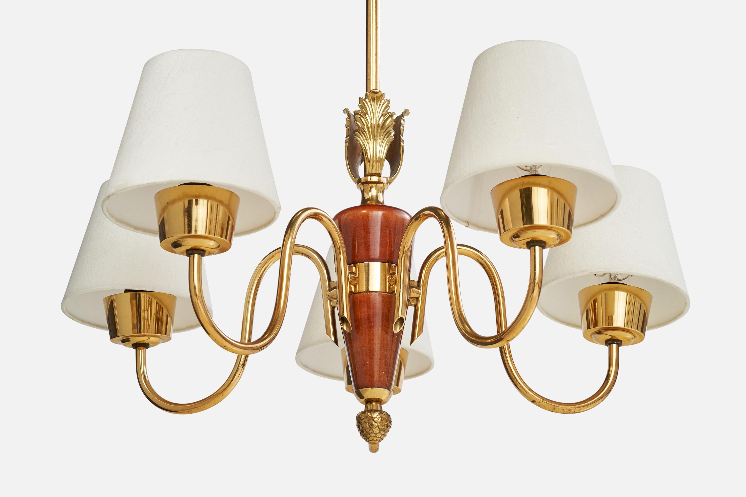 Metà XX secolo Designer svedese, lampadario, ottone, legno, tessuto, Svezia, anni '1950 in vendita