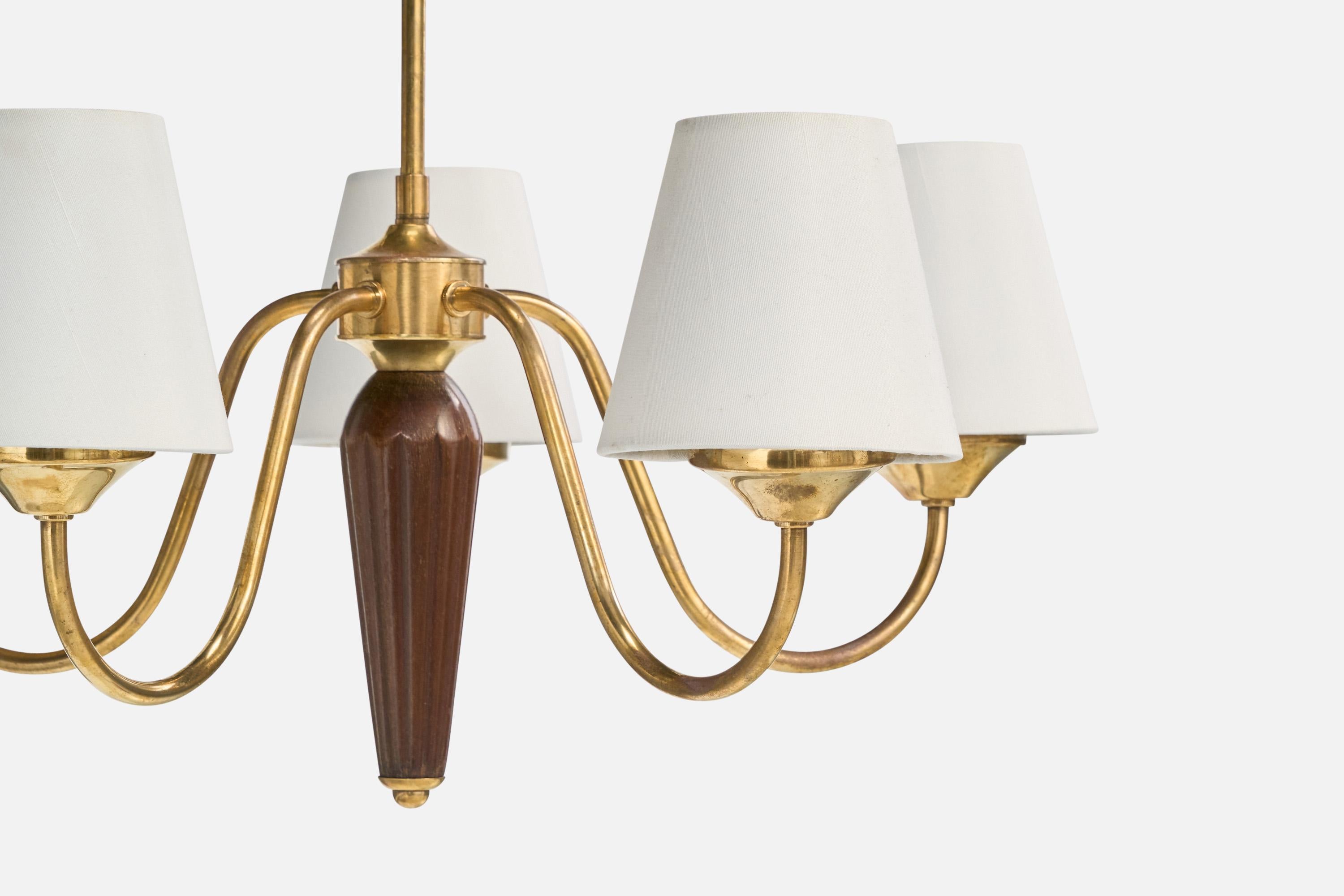Designer suédois, lustre, laiton, bois, tissu, Suède, années 1950 Bon état - En vente à High Point, NC
