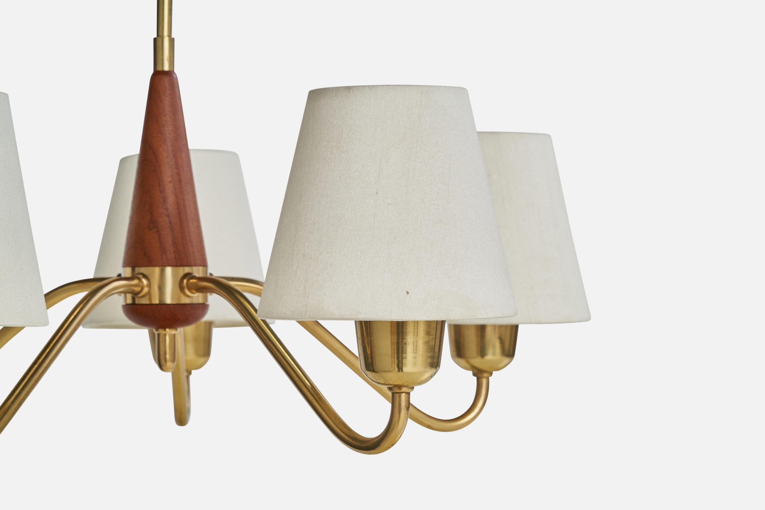 Milieu du XXe siècle Designer suédois, lustre, laiton, bois, tissu, Suède, années 1950 en vente