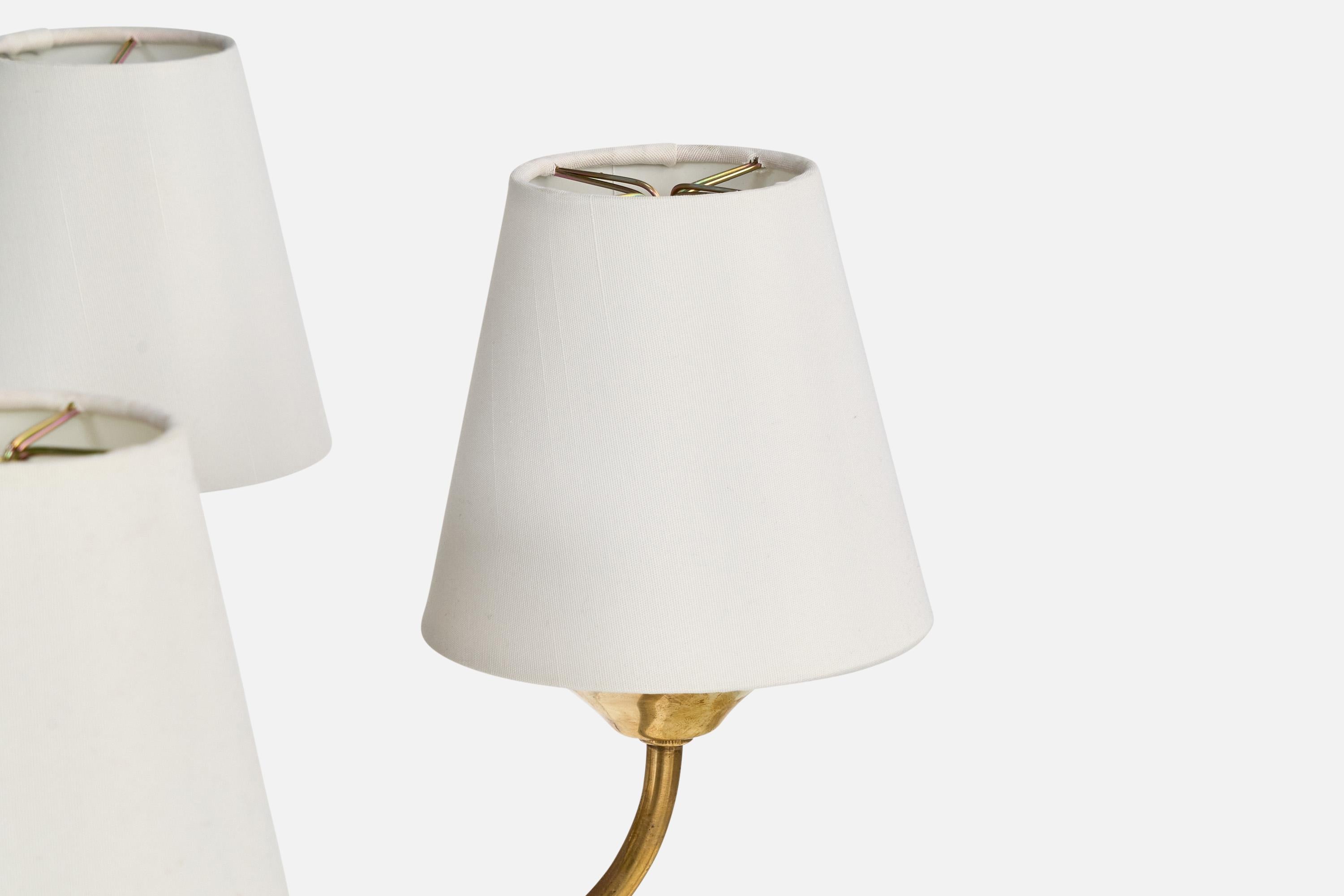 Milieu du XXe siècle Designer suédois, lustre, laiton, bois, tissu, Suède, années 1950 en vente