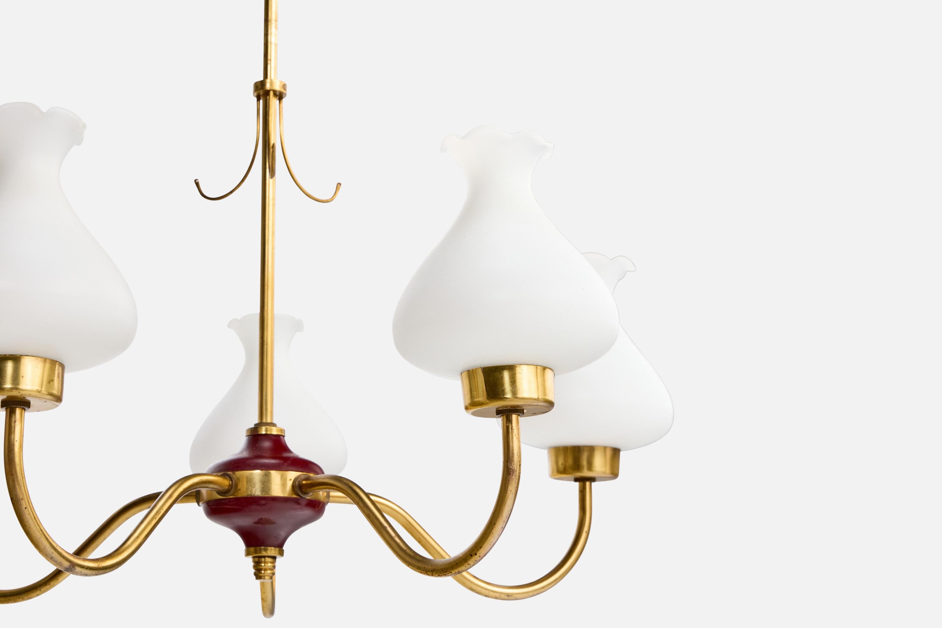 Metà XX secolo Designer svedese, lampadario, ottone, legno, tessuto, Svezia, anni '1950 in vendita