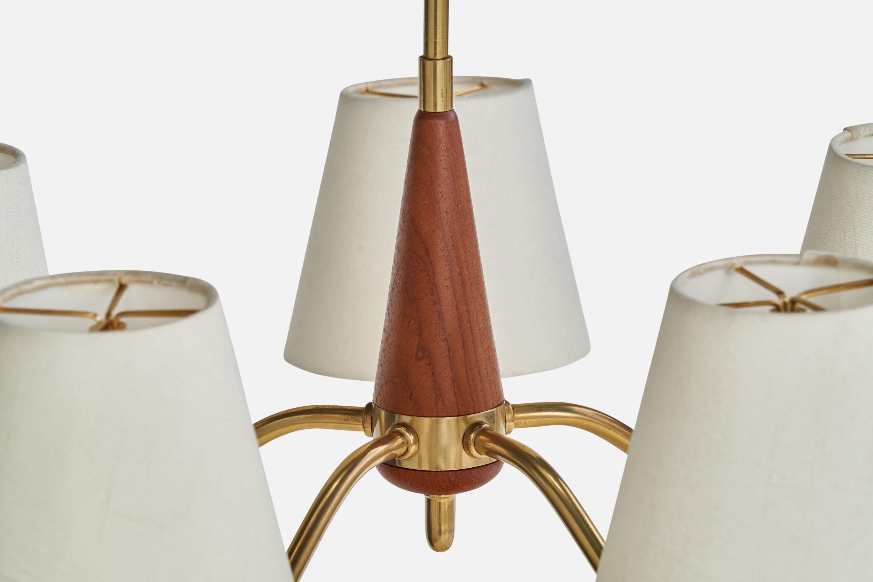 Laiton Designer suédois, lustre, laiton, bois, tissu, Suède, années 1950 en vente