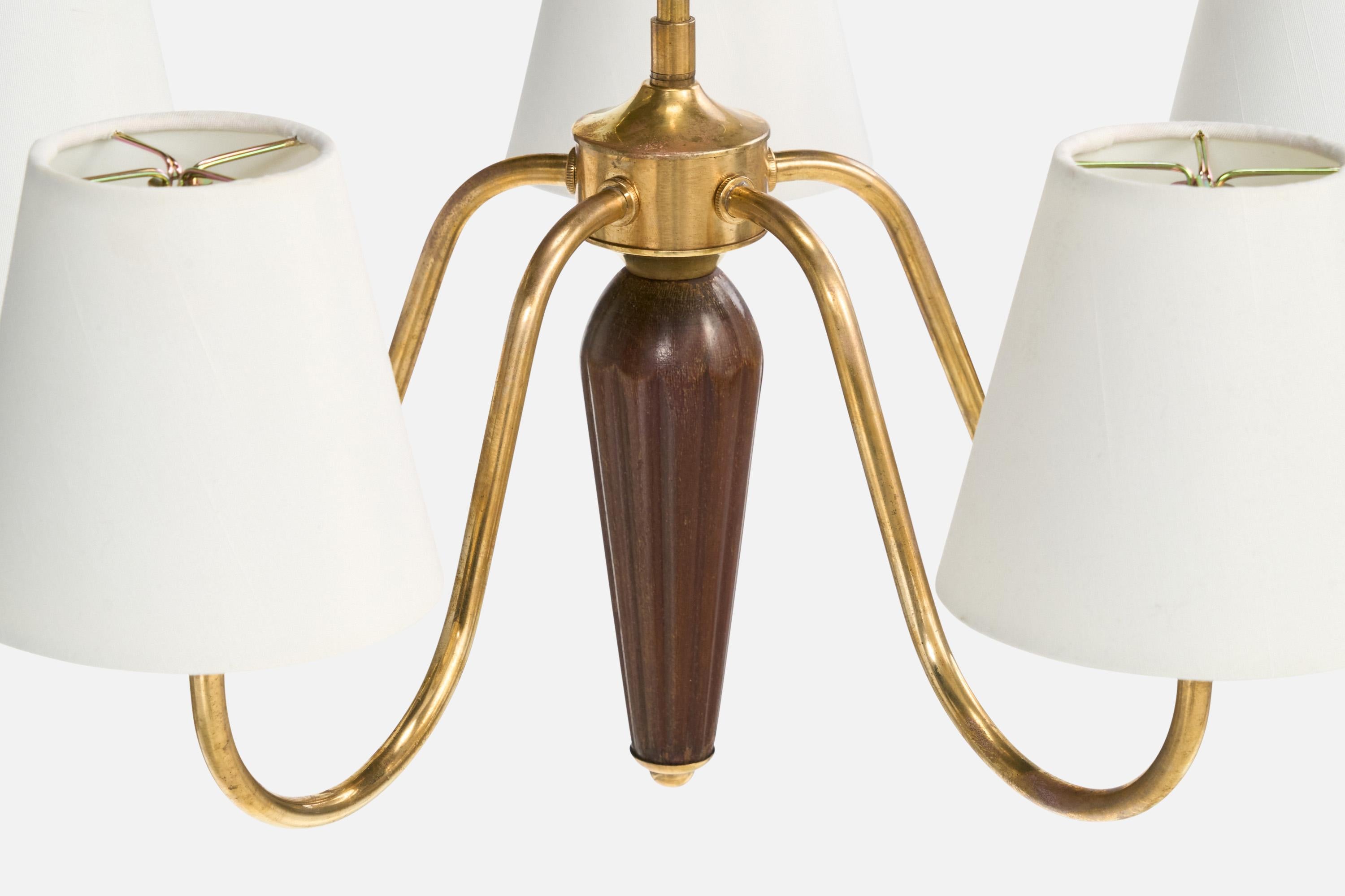 Laiton Designer suédois, lustre, laiton, bois, tissu, Suède, années 1950 en vente