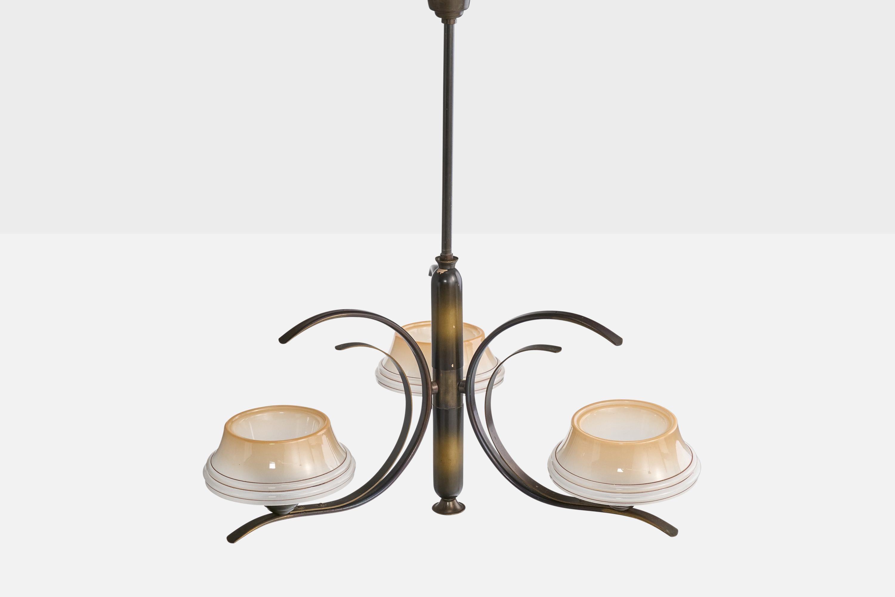 Designer suédois, lustre, laiton, bois, verre, Suède, années 1930 Bon état - En vente à High Point, NC