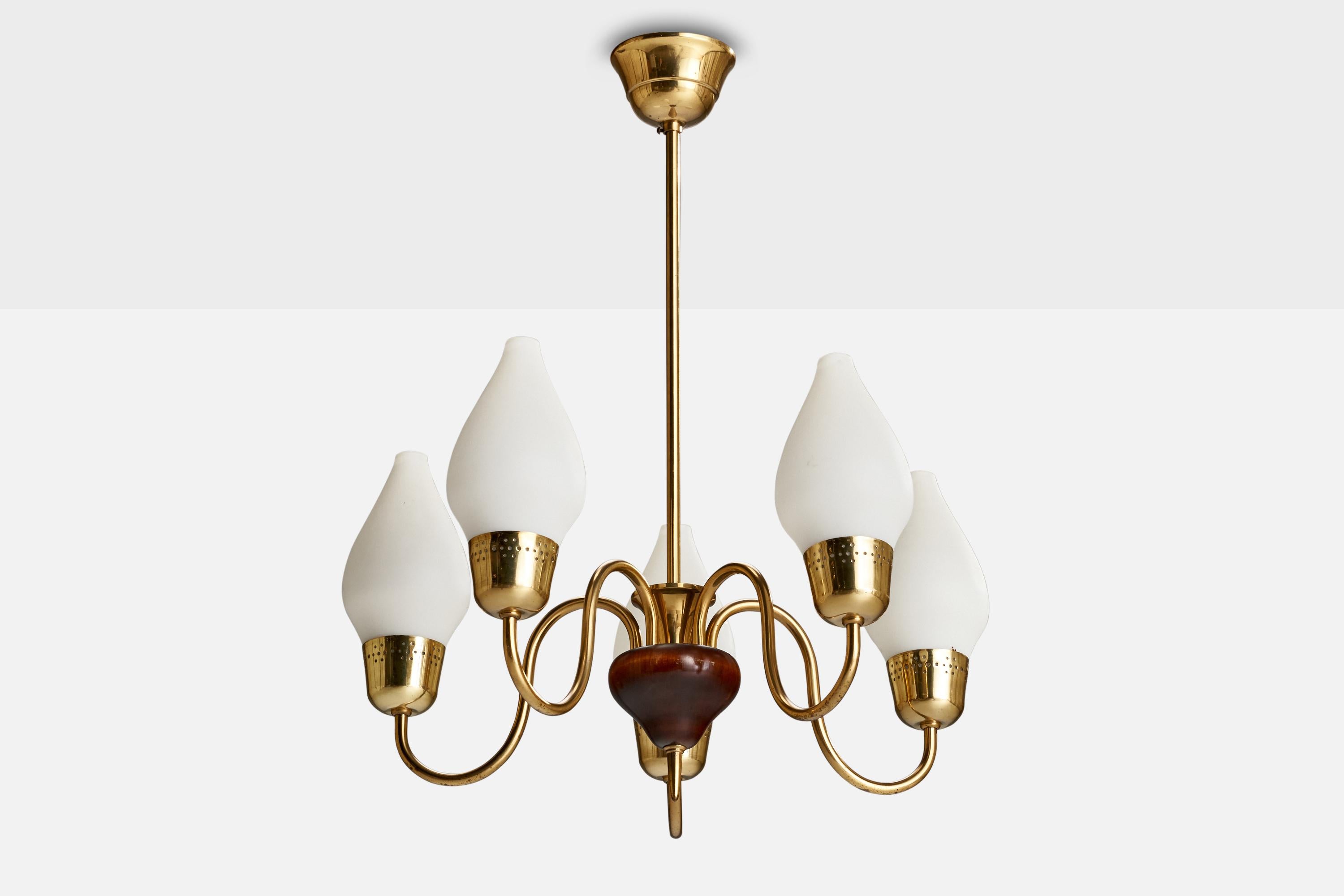 Lampadario in ottone, legno colorato e vetro opalino progettato e prodotto in Svezia, anni '40 circa.

Dimensioni del baldacchino (pollici): 2,16