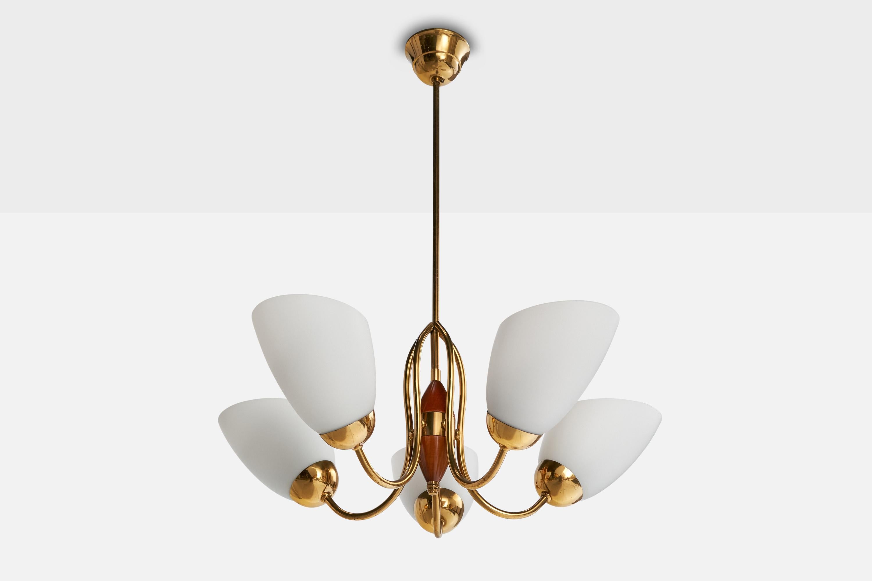 Araña de latón, madera teñida de oscuro y cristal opalino blanco, diseñada y fabricada en Suecia, c. década de 1940.

Dimensiones totales (pulgadas): 28,5