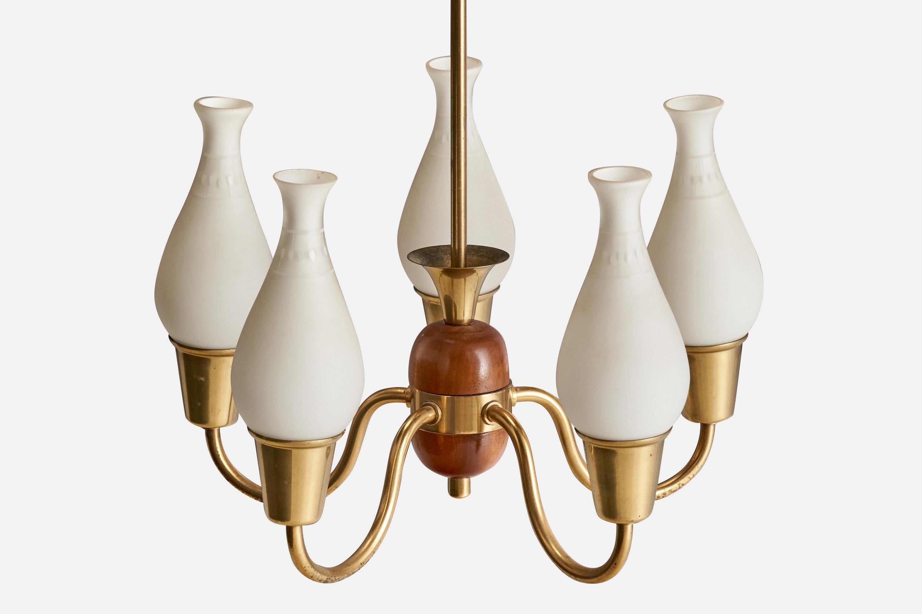 Schwedischer Designer, Kronleuchter, Messing, Holz, Glas, Schweden, 1940er Jahre (Skandinavische Moderne) im Angebot