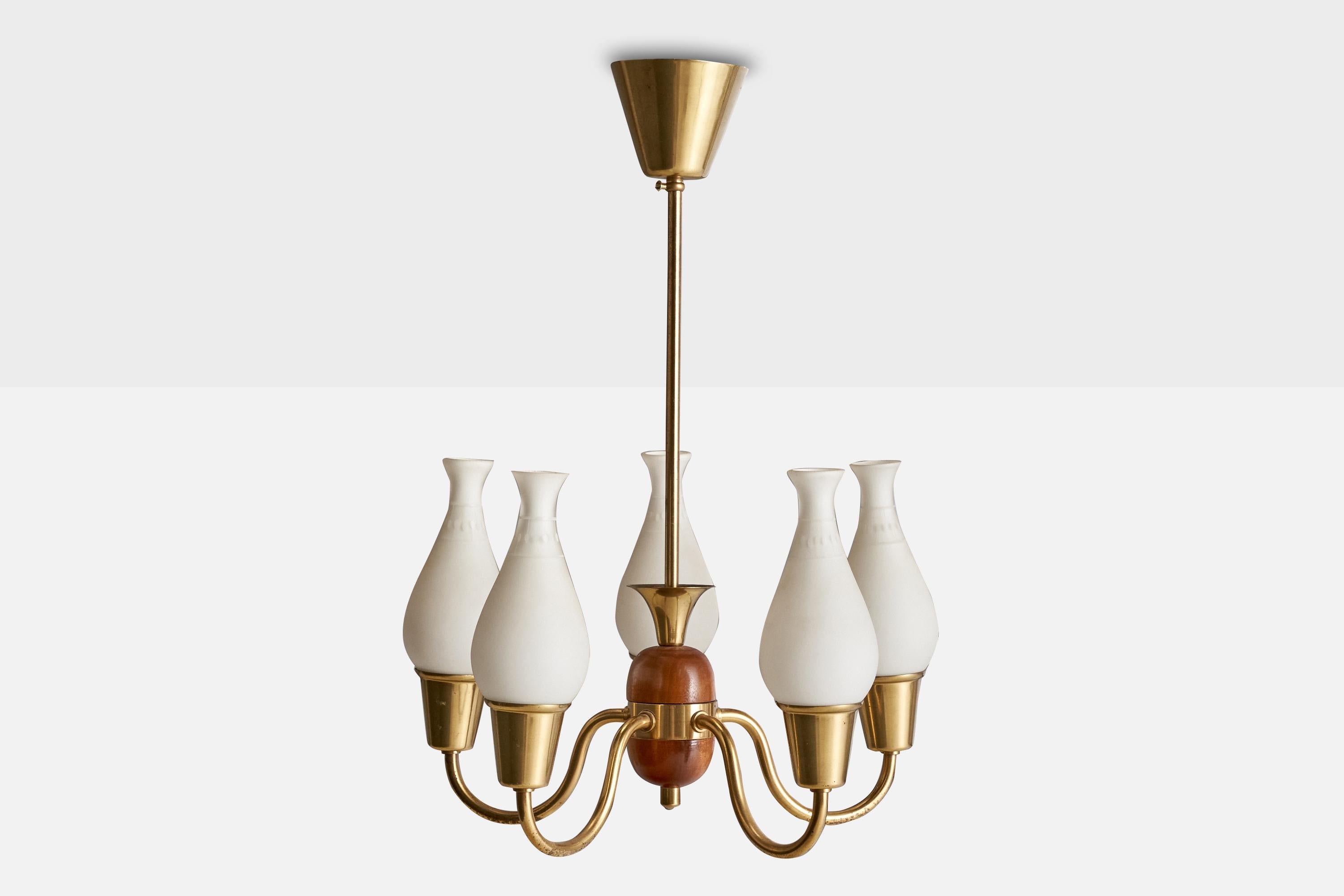 Schwedischer Designer, Kronleuchter, Messing, Holz, Glas, Schweden, 1940er Jahre im Zustand „Gut“ im Angebot in High Point, NC