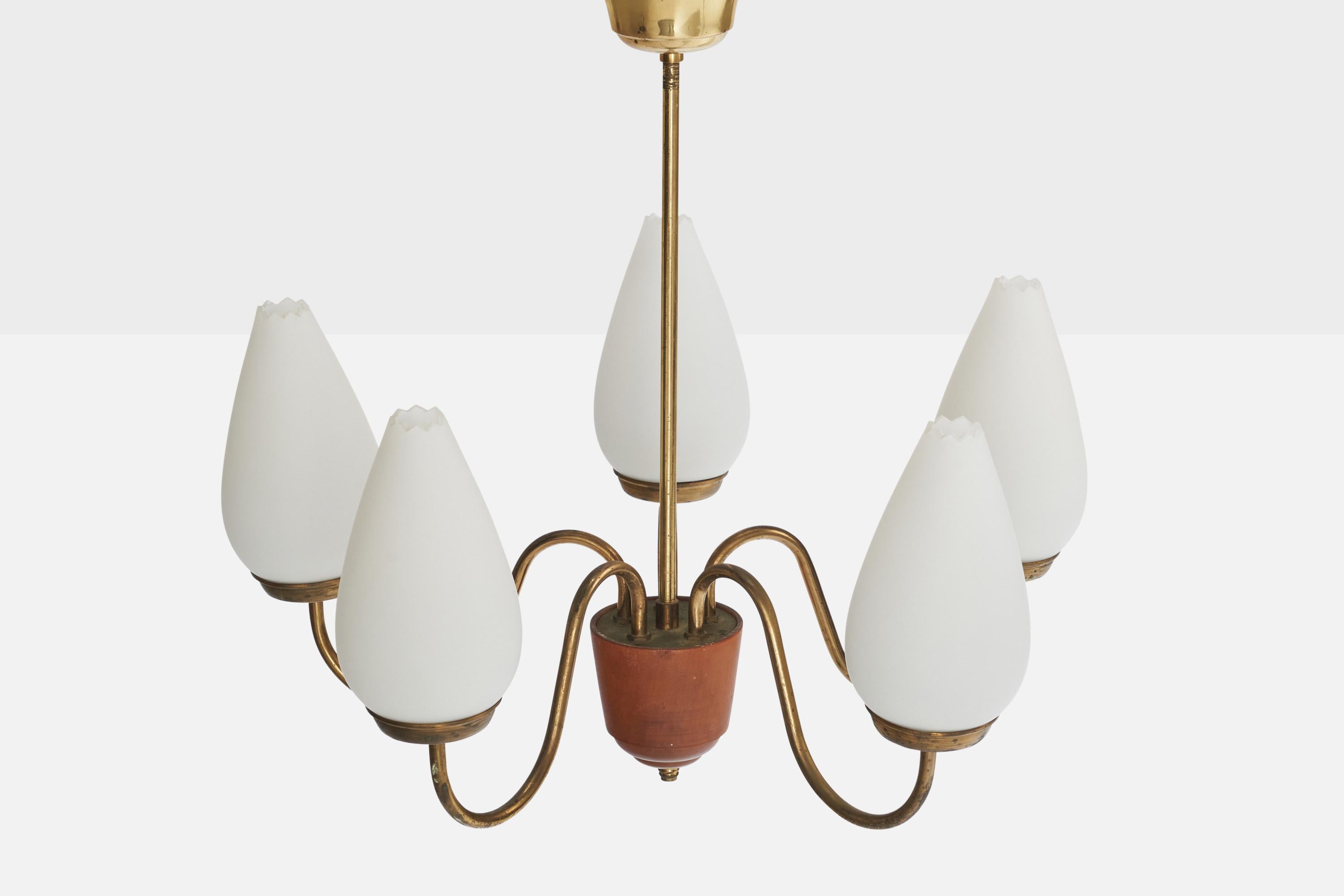 Schwedischer Designer, Kronleuchter, Messing, Holz, Glas, Schweden, 1940er Jahre im Zustand „Gut“ im Angebot in High Point, NC