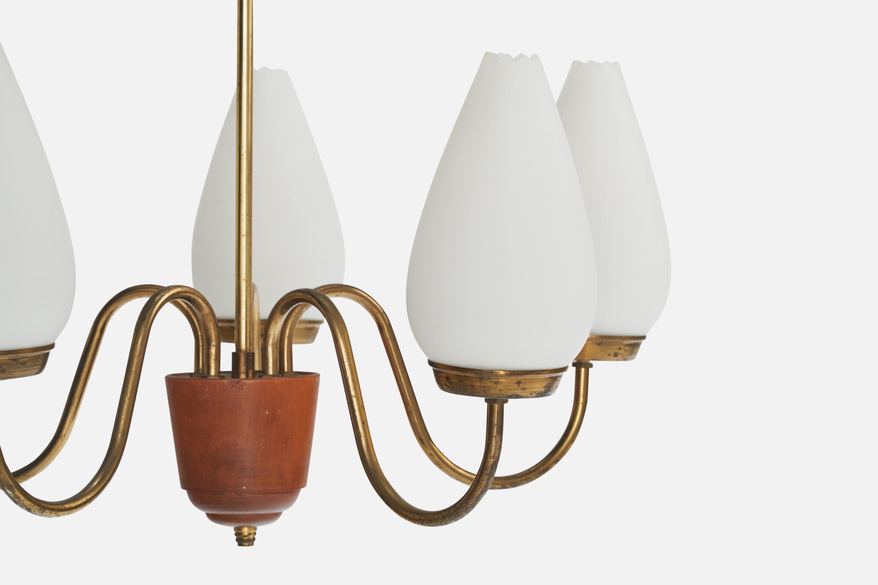Schwedischer Designer, Kronleuchter, Messing, Holz, Glas, Schweden, 1940er Jahre (Mitte des 20. Jahrhunderts) im Angebot