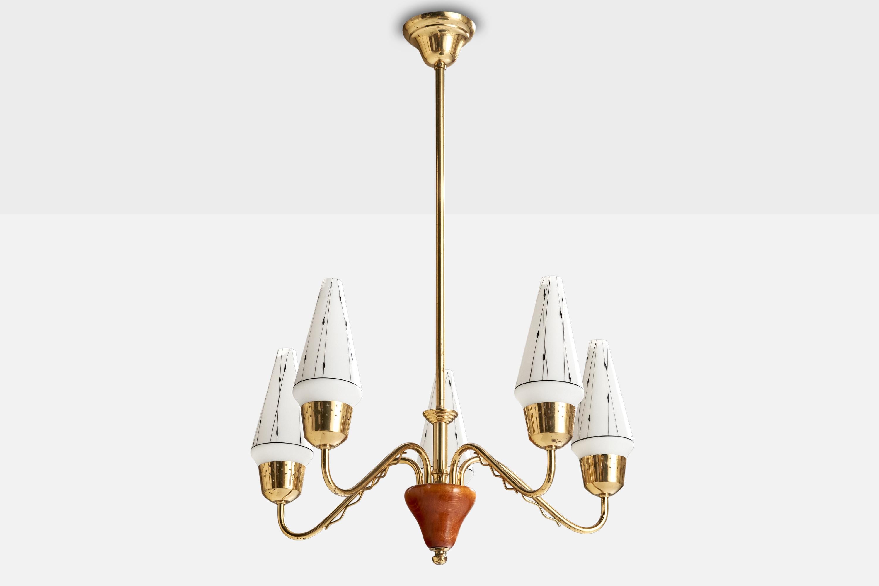 Lustre en laiton, bois et verre opalin blanc, conçu et produit en Suède, C.C. 1950.

Dimensions de l'auvent (pouces) : 3.25