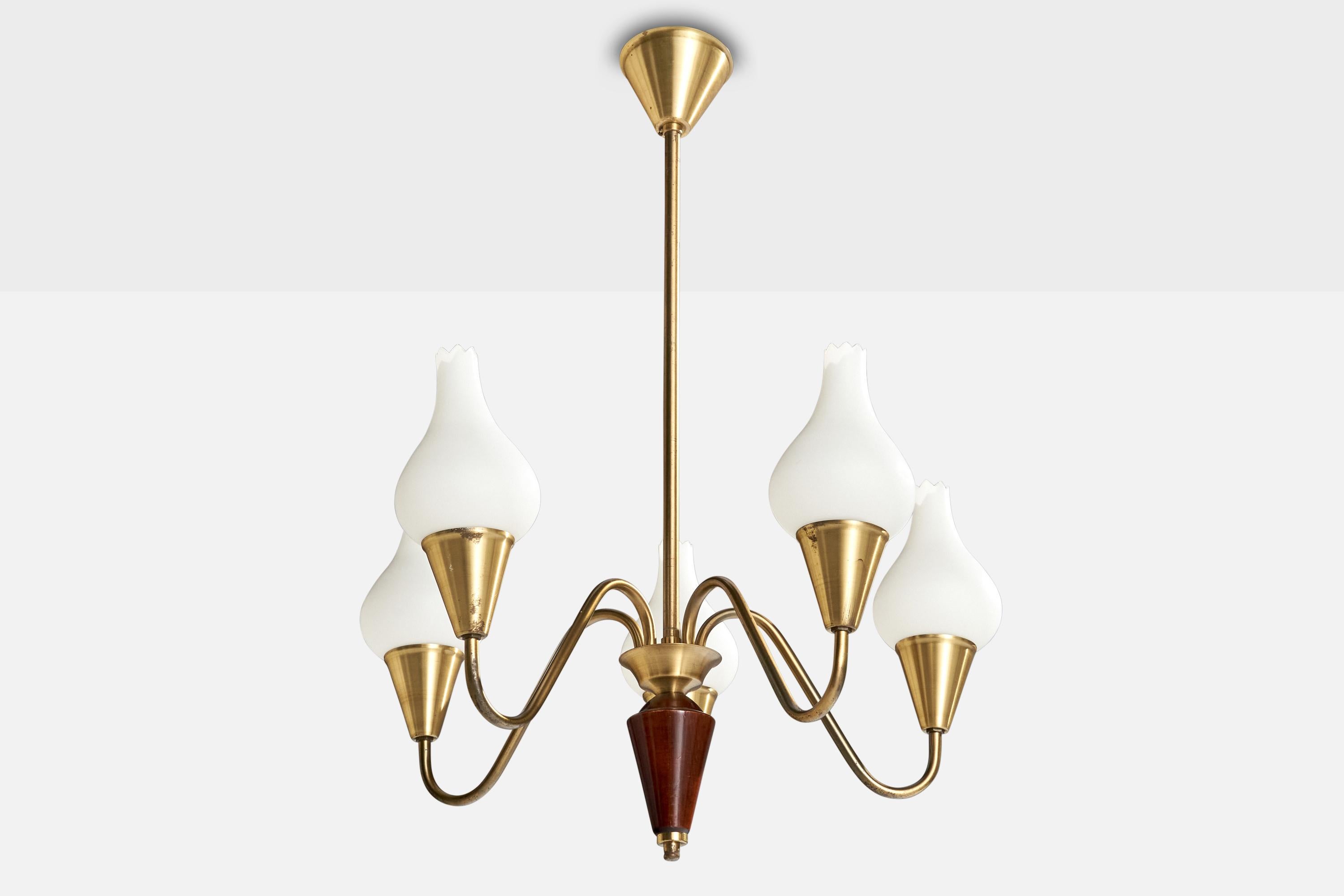 Lustre en laiton, bois et verre opalin blanc, conçu et produit en Suède, C.C. 1950.

Dimensions globales (pouces) : 26