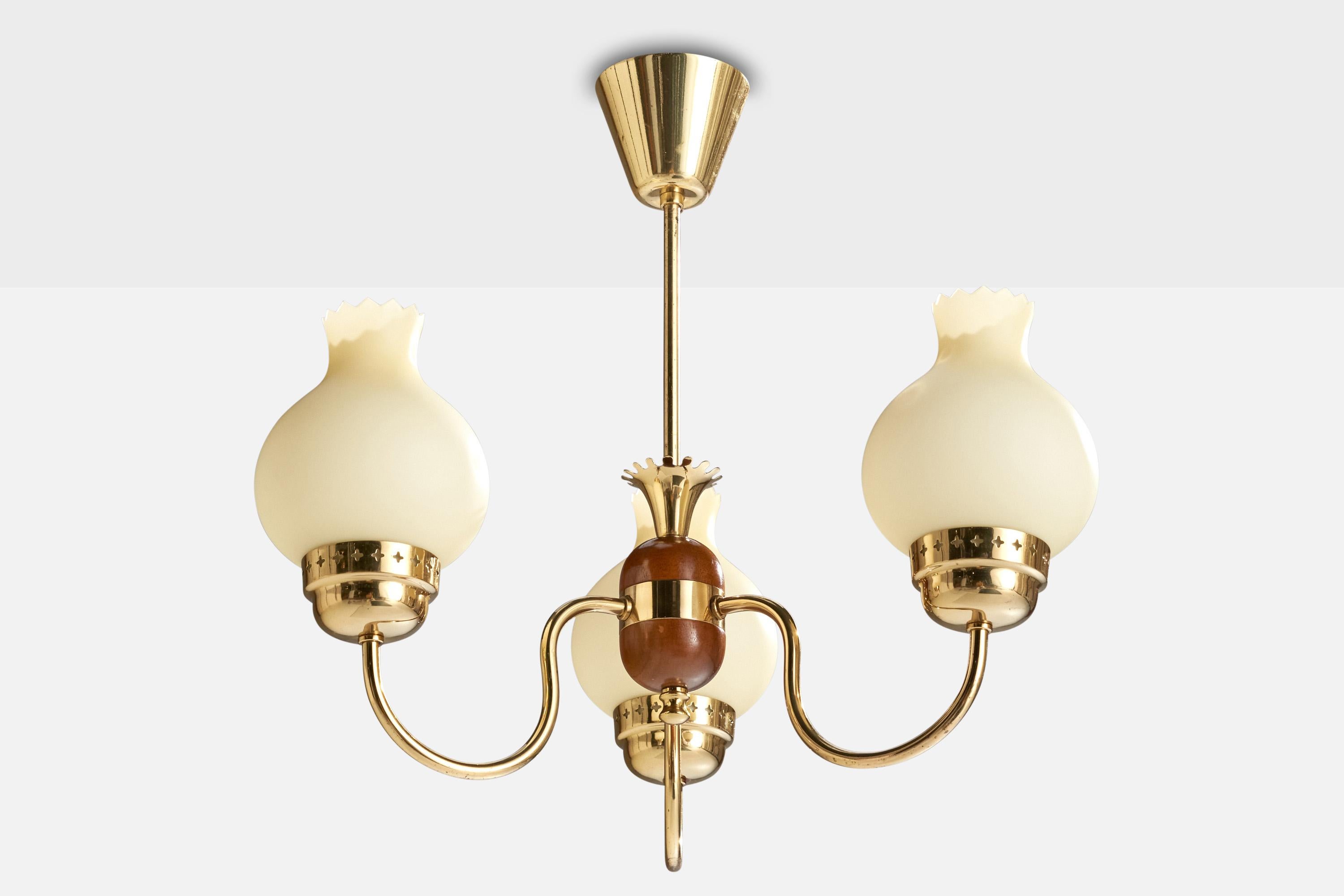 Lustre en laiton, bois et verre opalin blanc, conçu et produit en Suède, C.C. 1950.

Dimensions globales (pouces) : 14.75