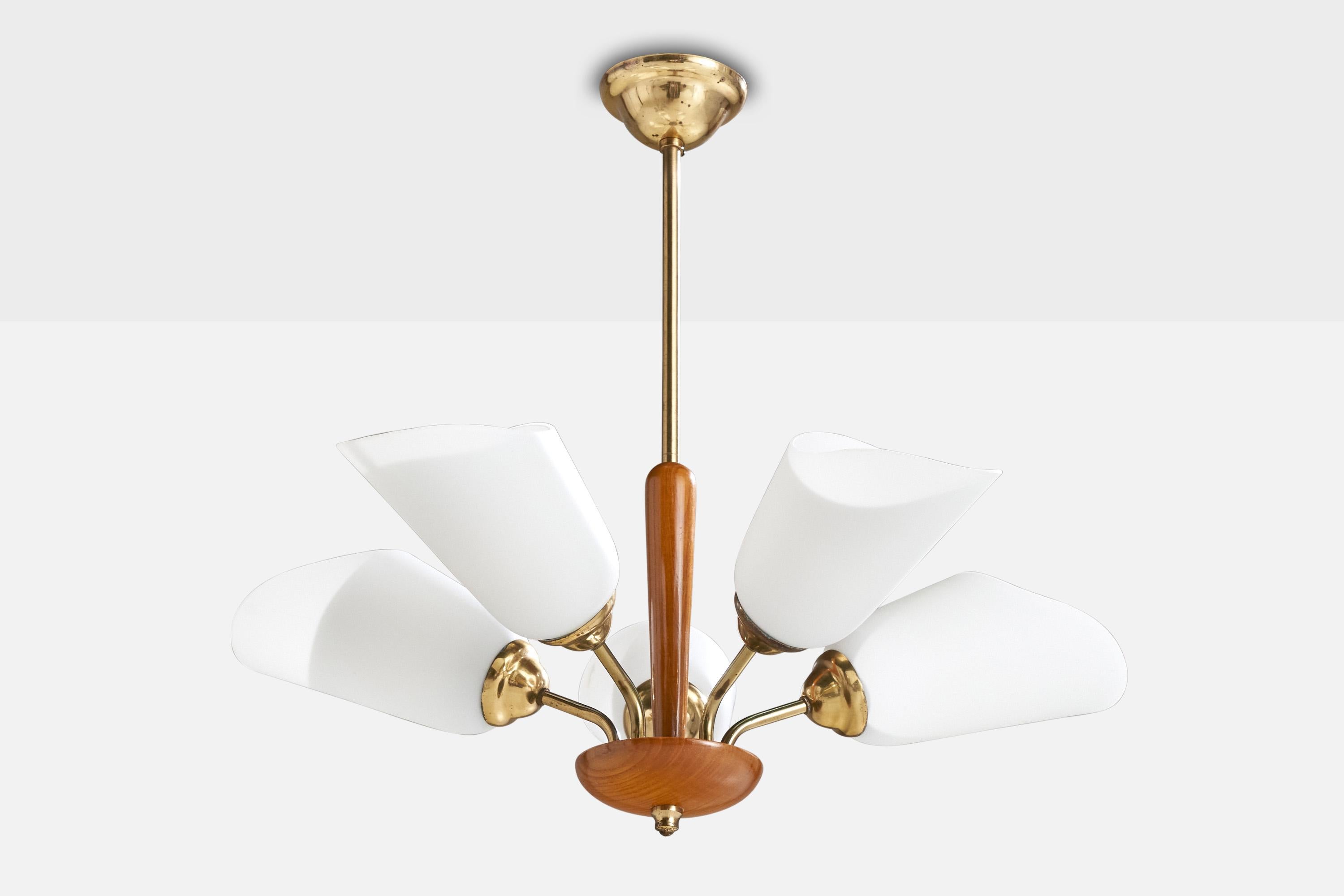 Lustre en laiton, bois et verre opalin blanc, conçu et produit en Suède, C.C. 1950.

Dimensions globales (pouces) : 21.75