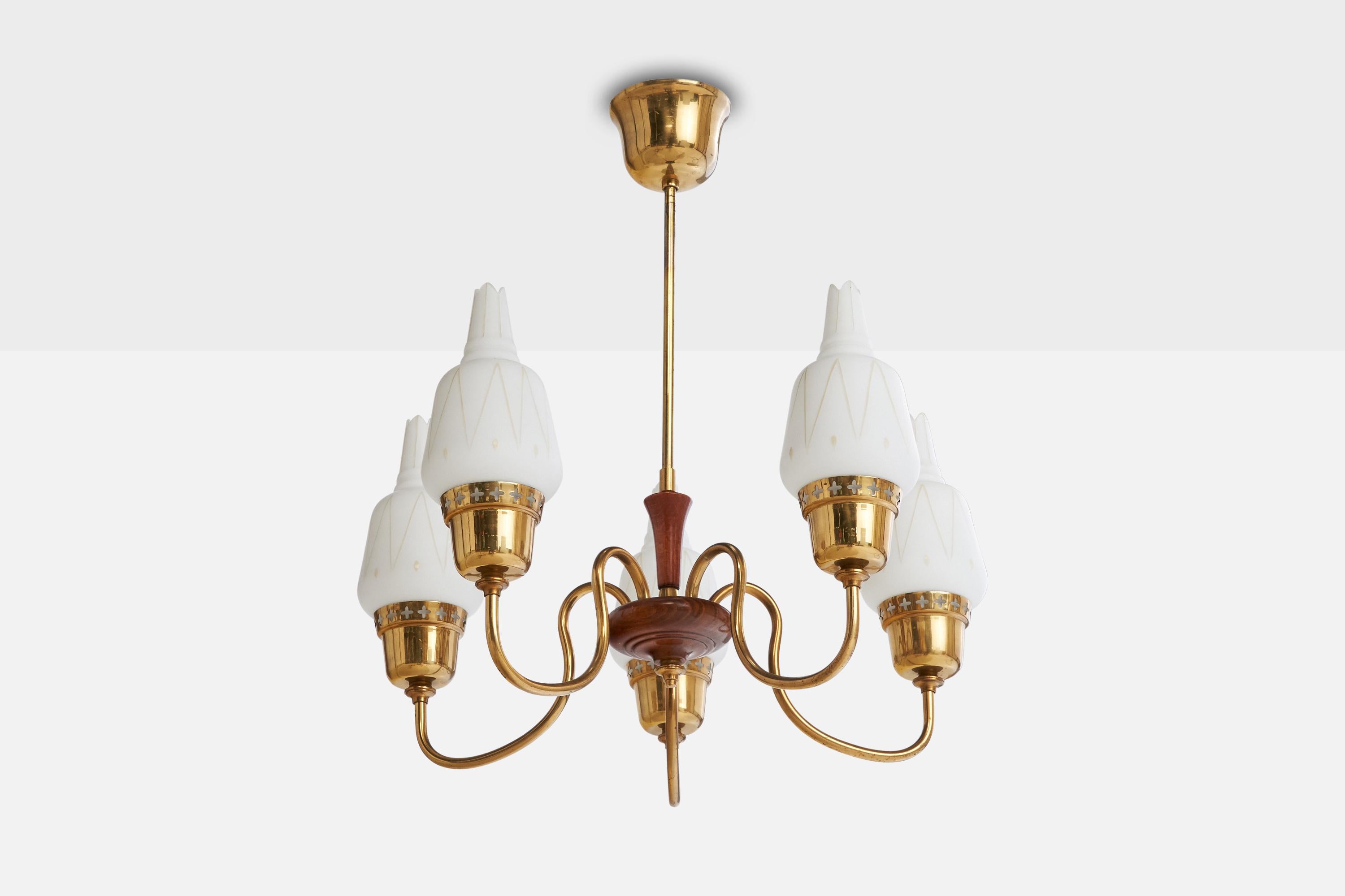Lustre en laiton, bois sombre et verre gravé, conçu et produit en Suède, vers les années 1950.

Dimensions globales (pouces) : 21
