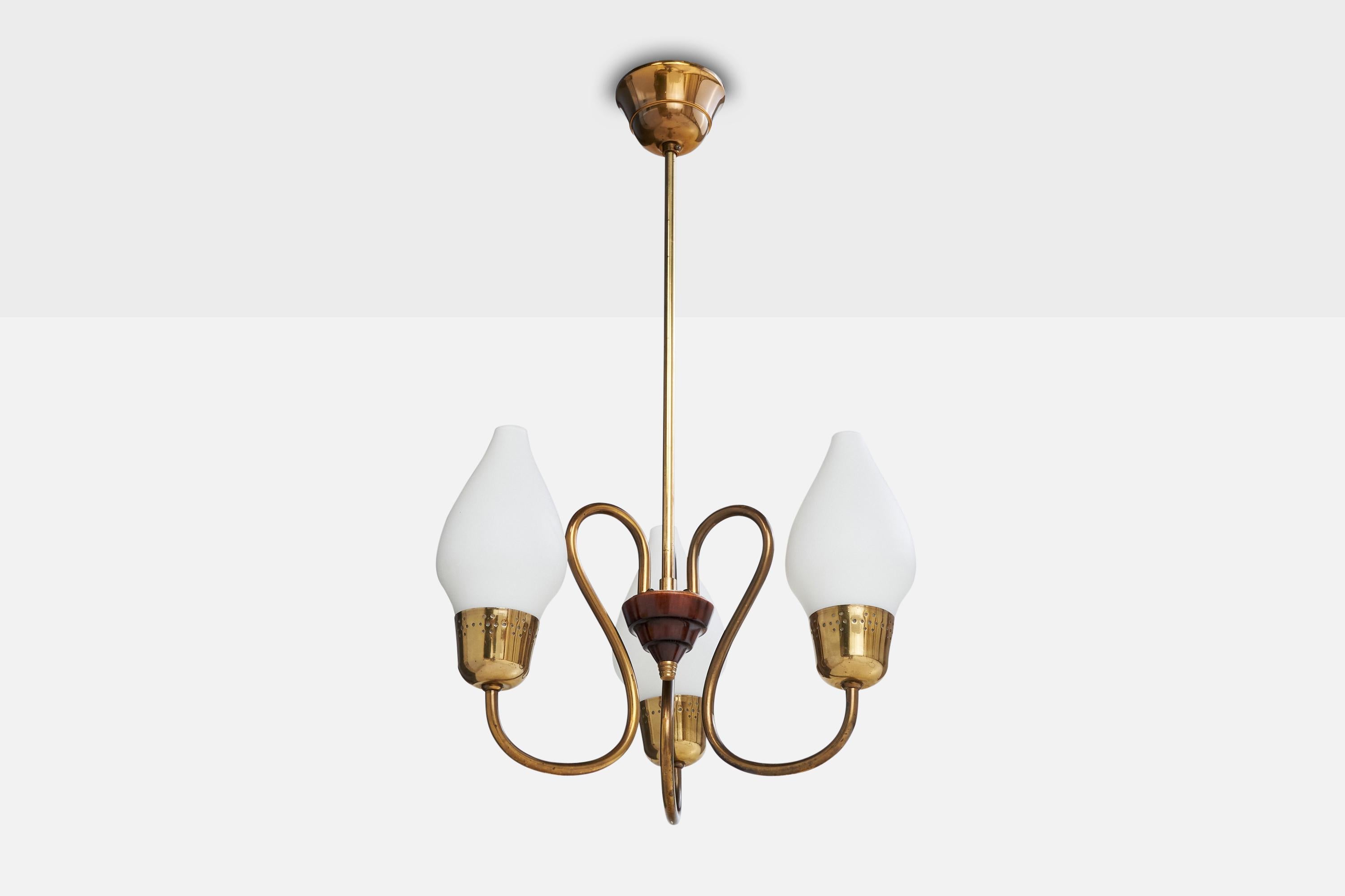 Lustre en laiton, bois et verre opalin blanc, conçu et produit en Suède, C.C. 1950.

Dimensions globales (pouces) : 23.75