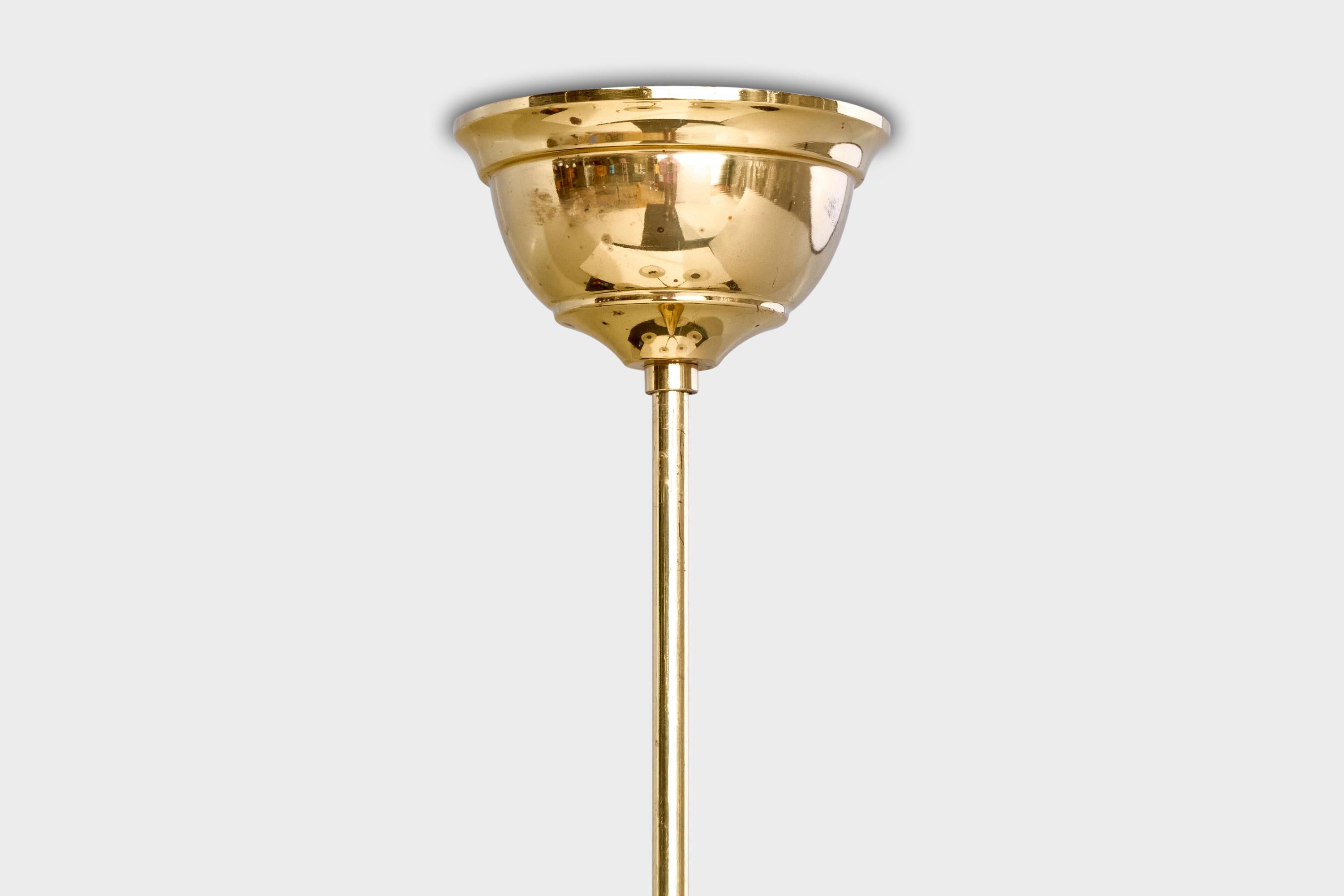Lustre en laiton, bois et verre conçu et produit en Suède, c.1950.

Dimensions globales (pouces) : 29.75