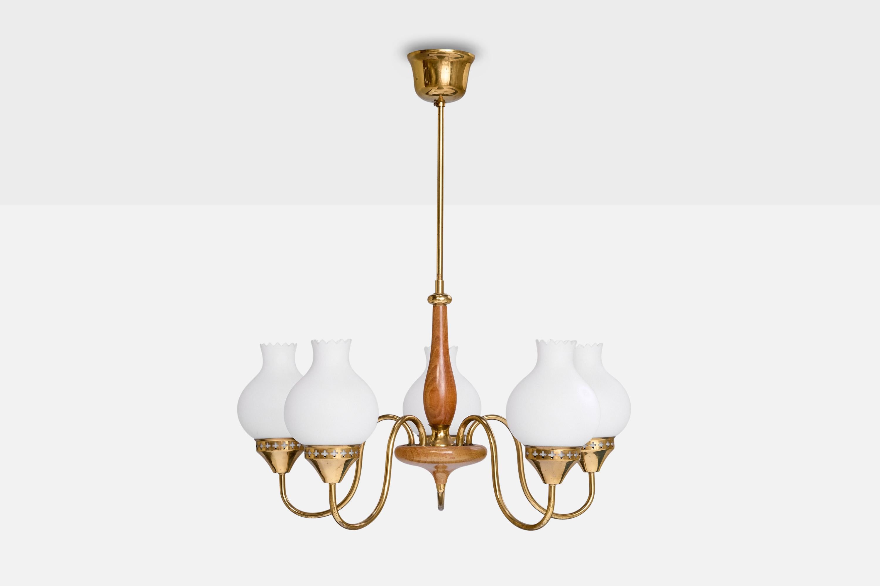 Lustre en laiton, bois teinté et verre opalin blanc, conçu et produit en Suède, vers les années 1950.

Fissure dans le laiton dans la partie inférieure de l'appareil.

Dimensions globales (pouces) : 28