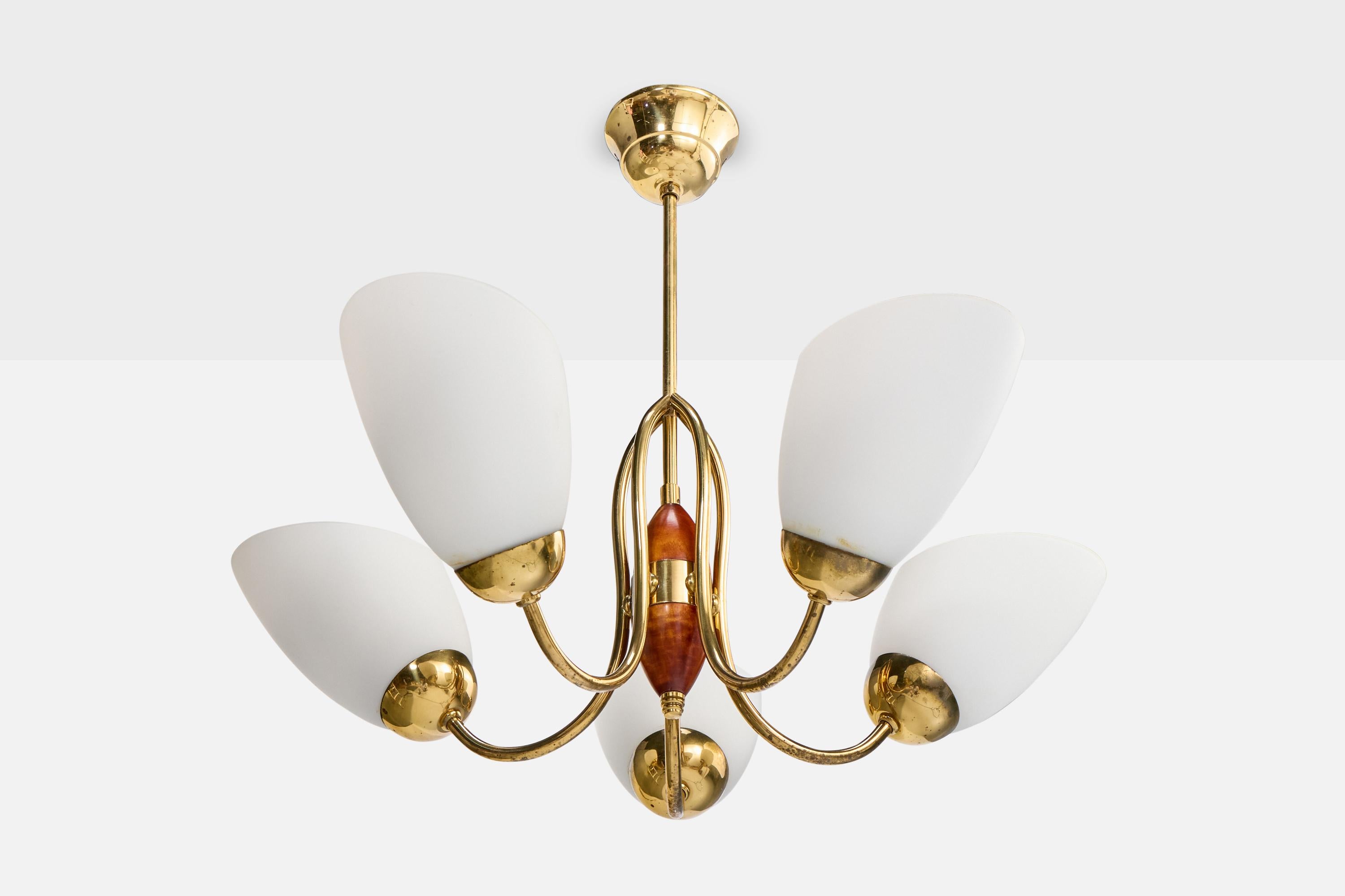 Lustre en laiton, bois et verre opalin blanc, conçu et produit en Suède, C.C. 1950.

Dimensions globales (pouces) : 18.5 