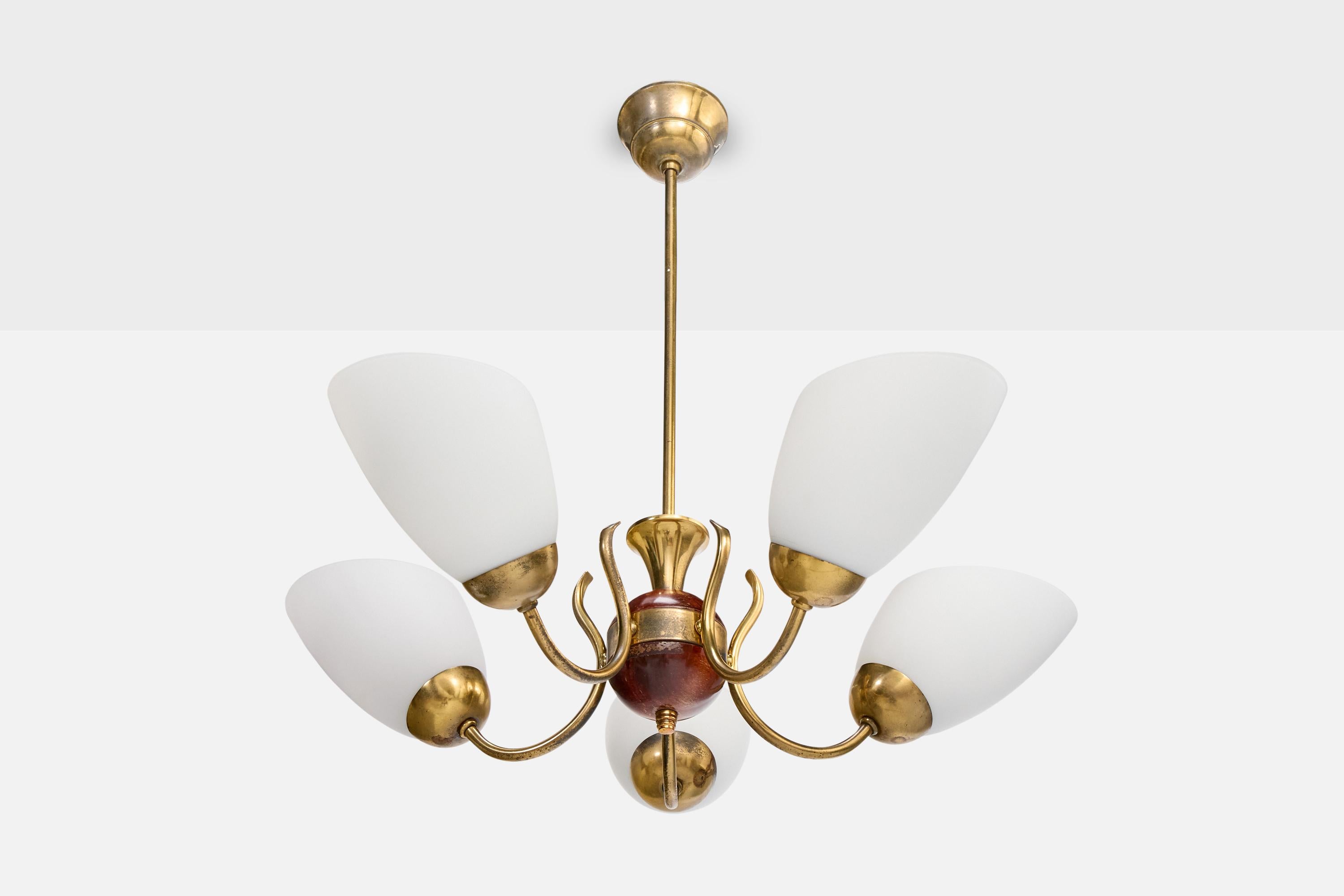 Lustre en laiton, bois et verre opalin blanc, conçu et produit en Suède, C.C. 1950.

Dimensions globales (pouces) : 24.0 
