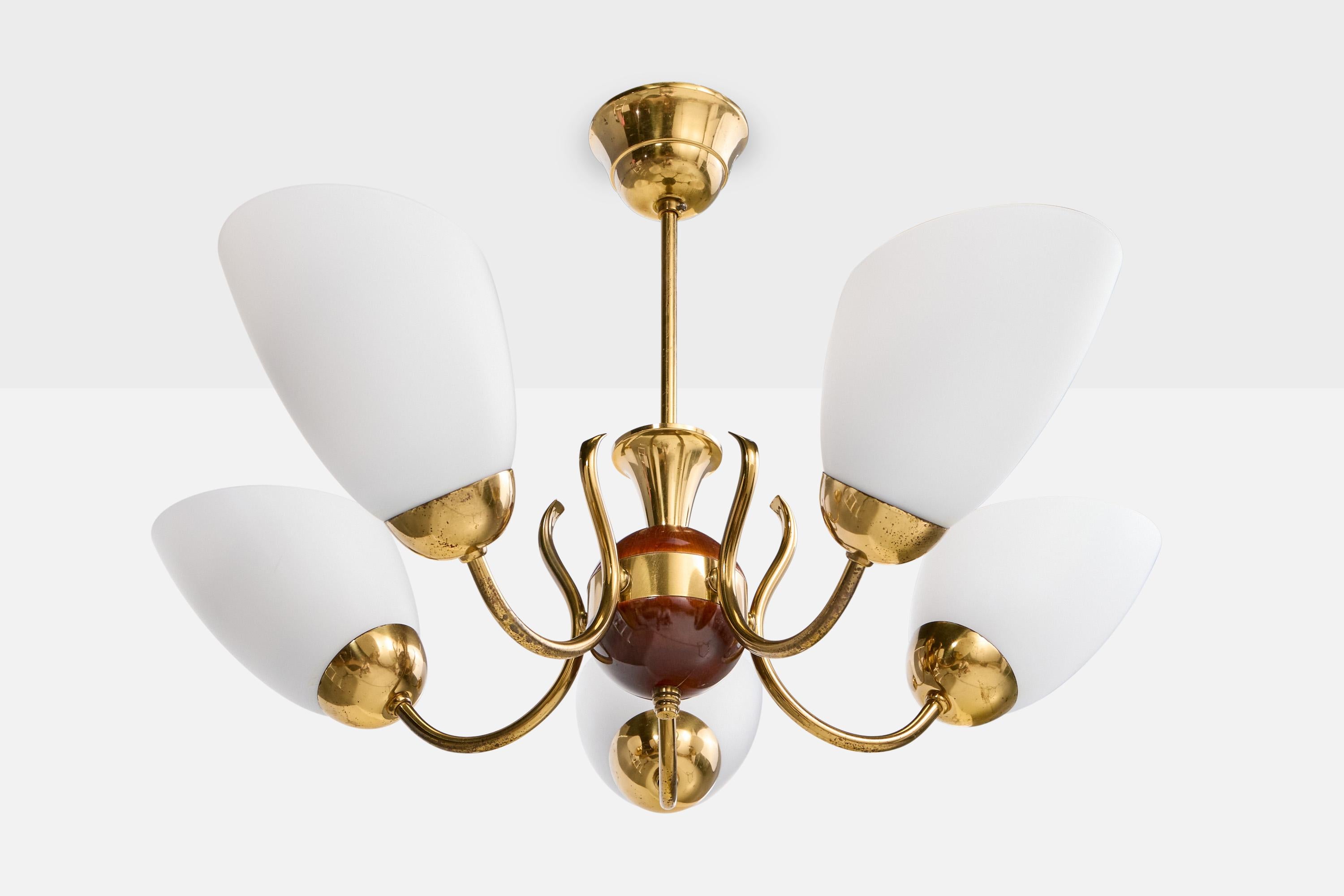 Lustre en laiton, bois teinté foncé et verre opalin blanc, conçu et produit en Suède, vers les années 1950.

Dimensions globales (pouces) : 17.0 