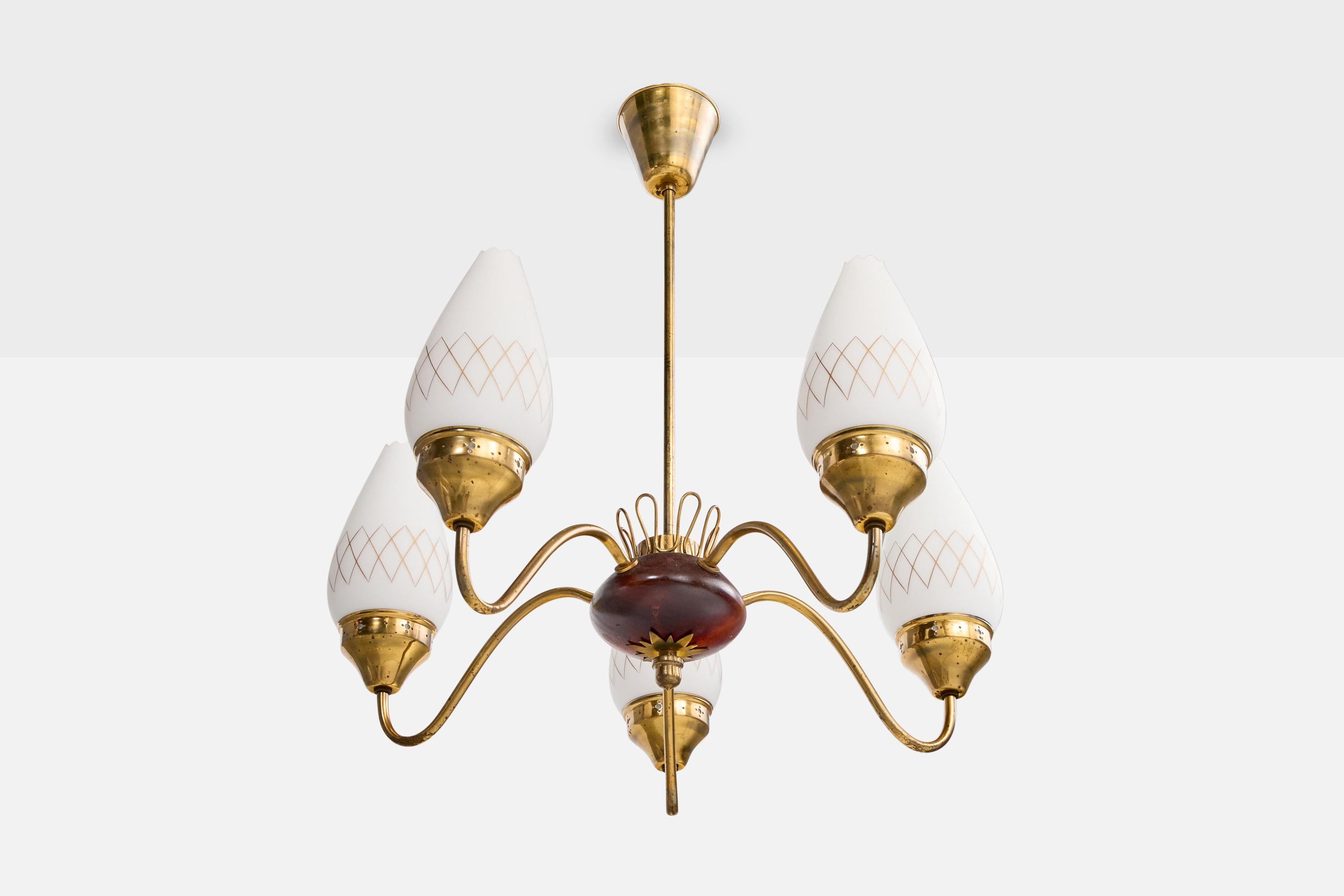 Lustre en laiton, verre opalin blanc peint à l'or et bois teinté foncé, conçu et produit en Suède, C.I.C.

Dimensions globales (pouces) : 24.5 
